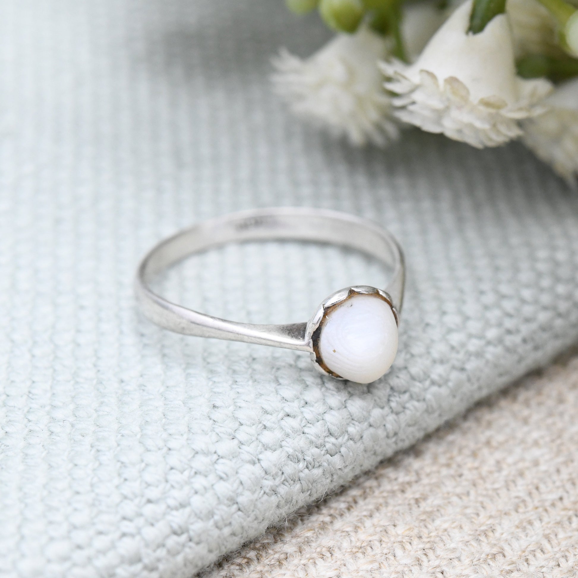 Vintage Sterling Silver Mother of Pearl Ring - Minimal Everyday Silver Jewellery | Pretty Gift Ring | UK Size - N | US Size - 6 3/4