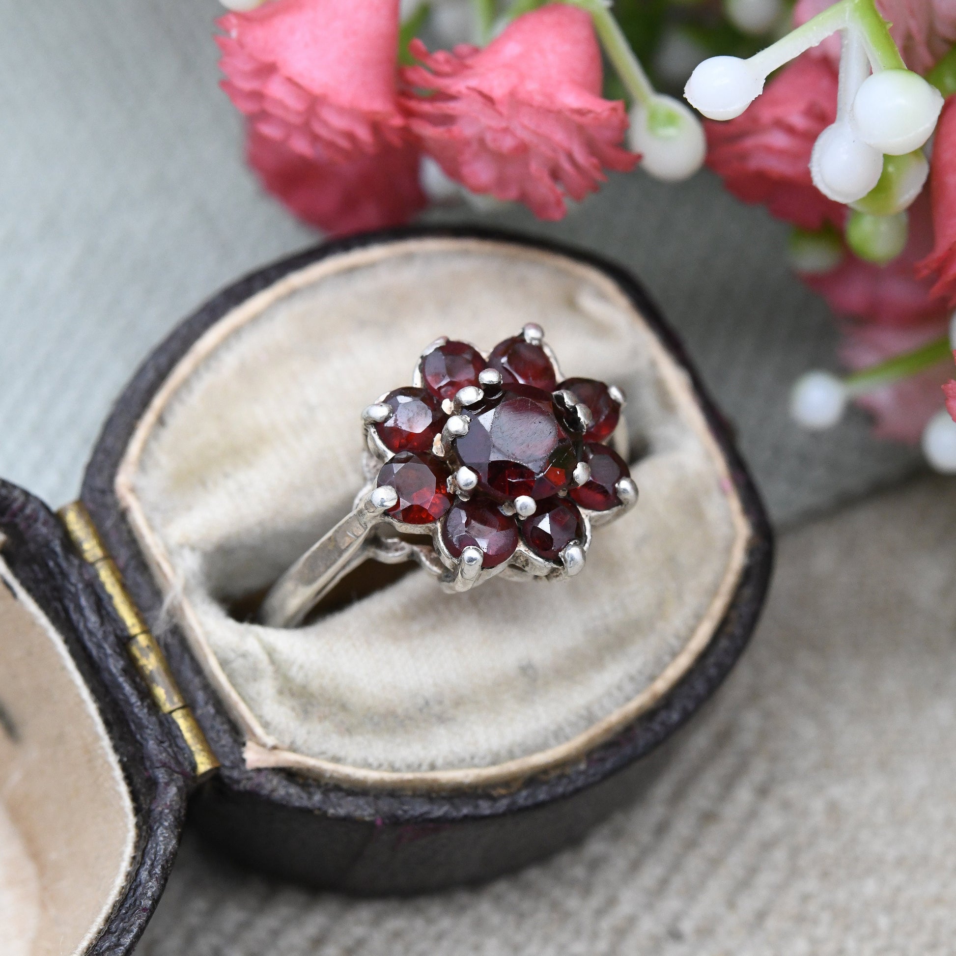 Vintage Sterling Silver Garnet Flower Ring - Pretty Floral Daisy Jewellery | January Birthday Gift | UK Size - M | US Size - 6