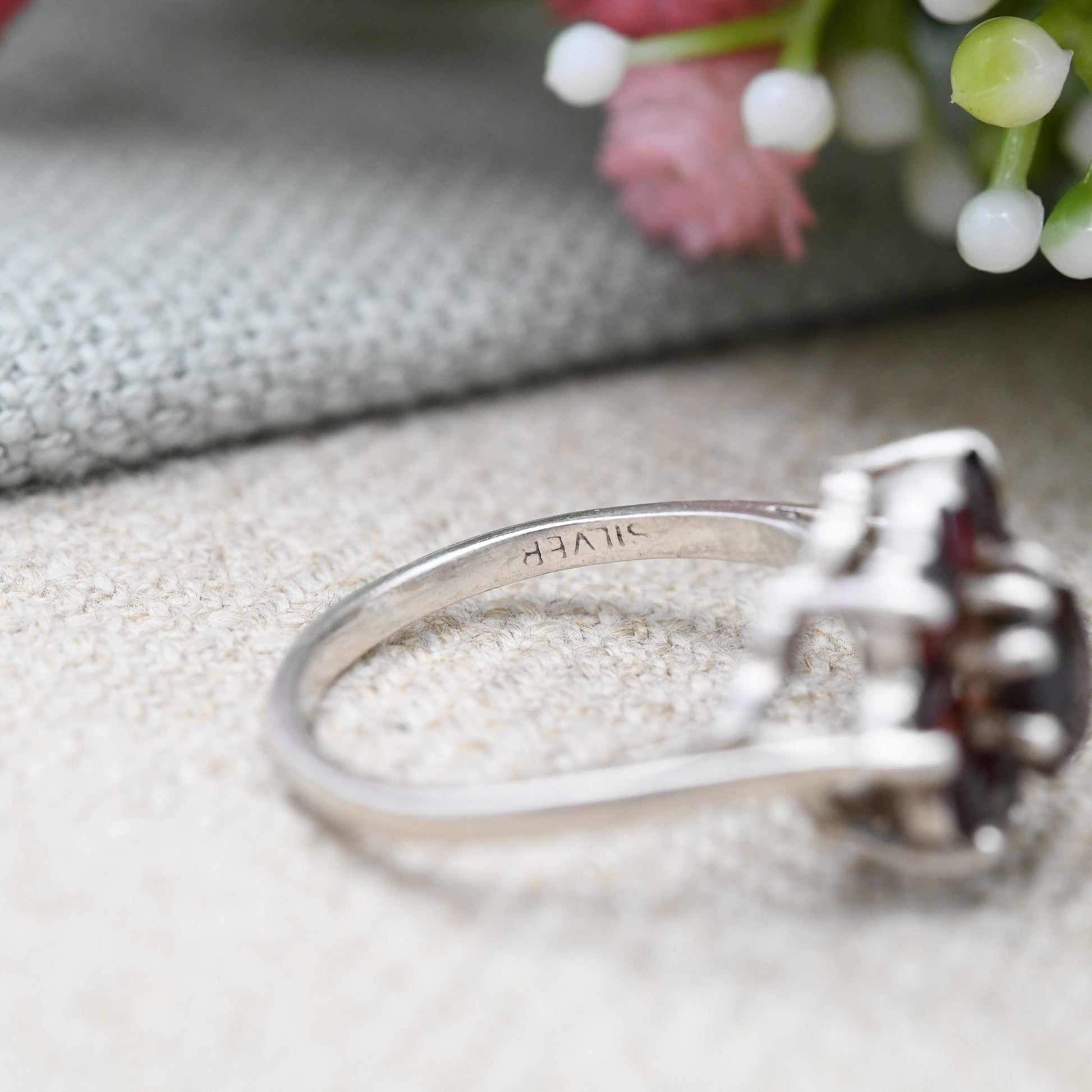 Vintage Sterling Silver Garnet Flower Ring - Pretty Floral Daisy Jewellery | January Birthday Gift | UK Size - M | US Size - 6