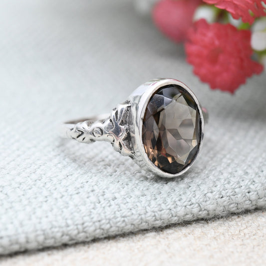 Vintage Sterling Silver Smoky Quartz Ring with Pretty Shoulders - Chunky Mid-Century Silver Jewellery | UK Size - P 1/2 | US Size - 7 3/4