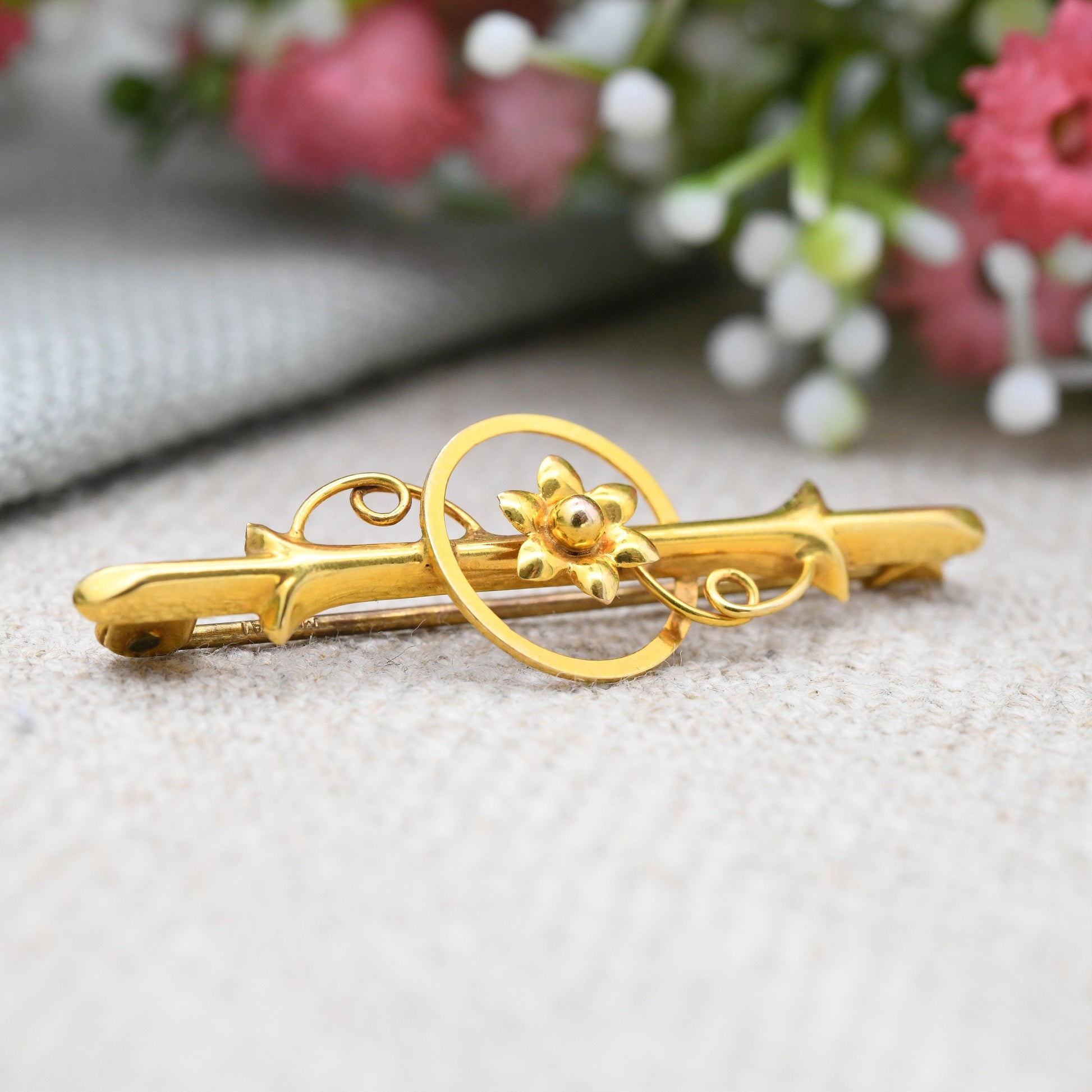 Antique 9ct Gold Brooch - Yellow Gold Flower | Pretty Floral Bar Brooch | Leaf Pin | Swirling Design