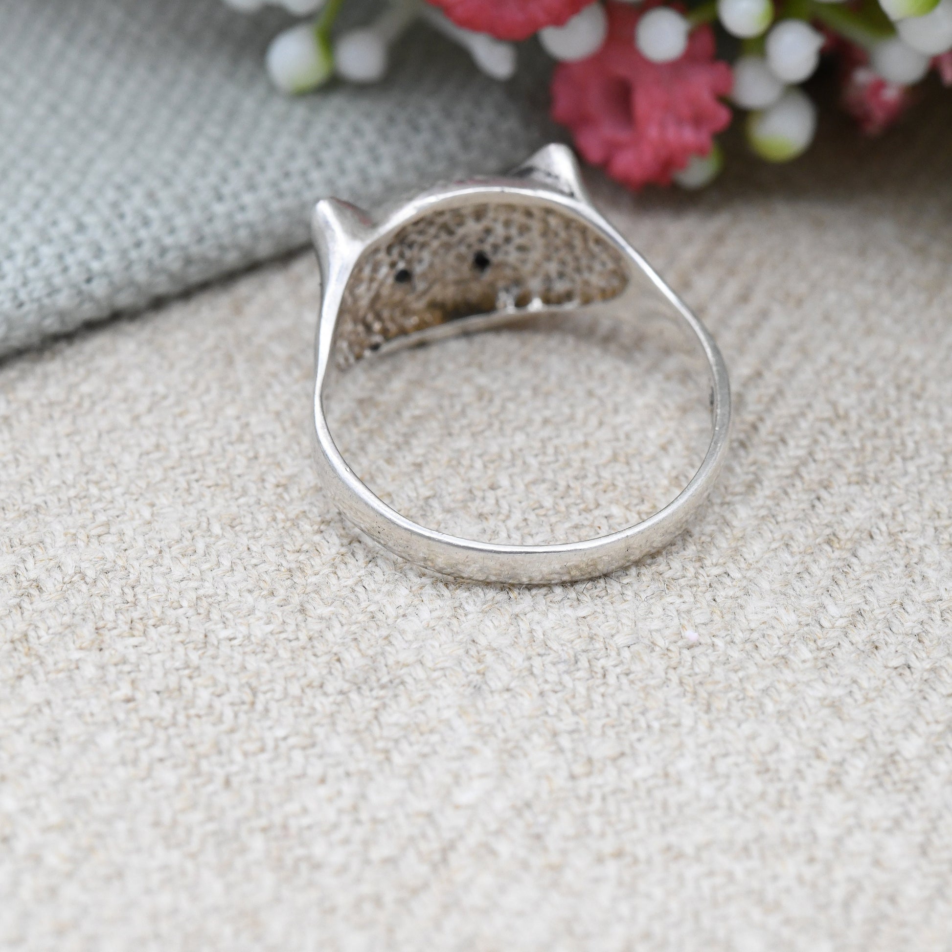 Vintage Sterling Silver Cat Face Ring Sapphire Eyes - Novelty Textured Animal Jewellery Cute Gift | Size UK Size - U 1/2 | US Size - 10 1/4