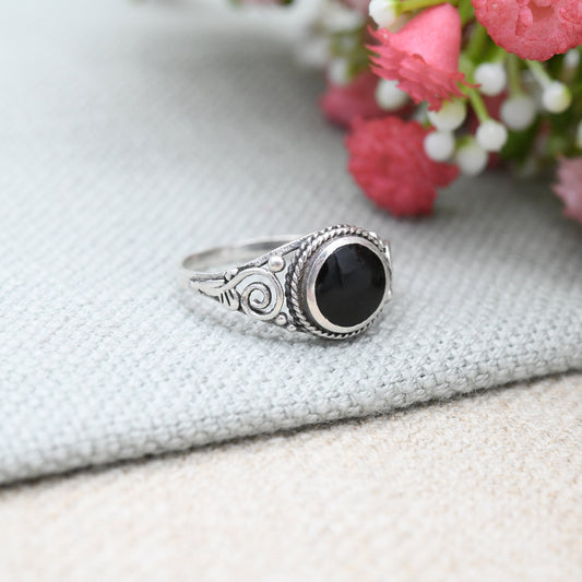 Vintage Sterling Silver Onyx Ring with Floral Leaf Shoulders - Black Gemstone Jewellery | Openwork Design | UK Size - P | US Size - 7 3/4