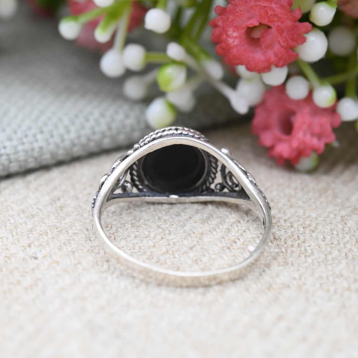 Vintage Sterling Silver Onyx Ring with Floral Leaf Shoulders - Black Gemstone Jewellery | Openwork Design | UK Size - P | US Size - 7 3/4