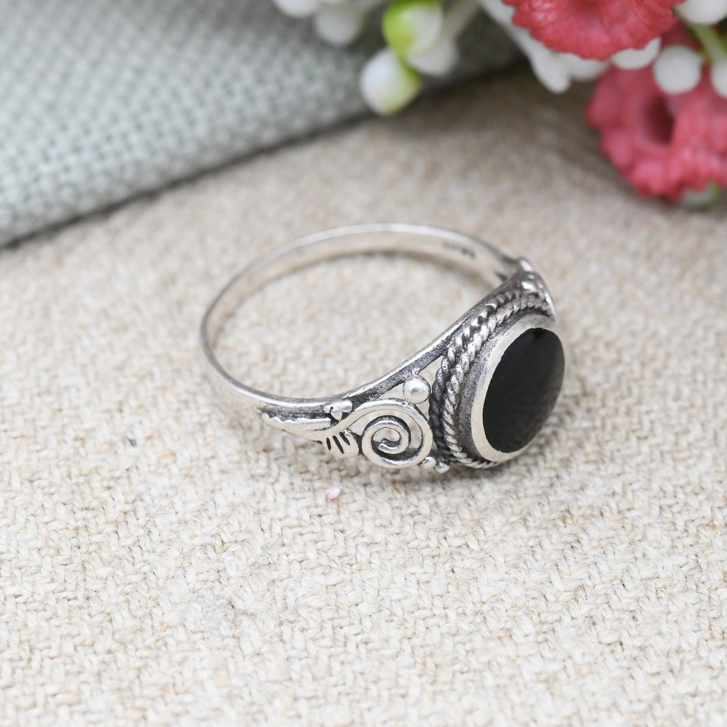 Vintage Sterling Silver Onyx Ring with Floral Leaf Shoulders - Black Gemstone Jewellery | Openwork Design | UK Size - P | US Size - 7 3/4