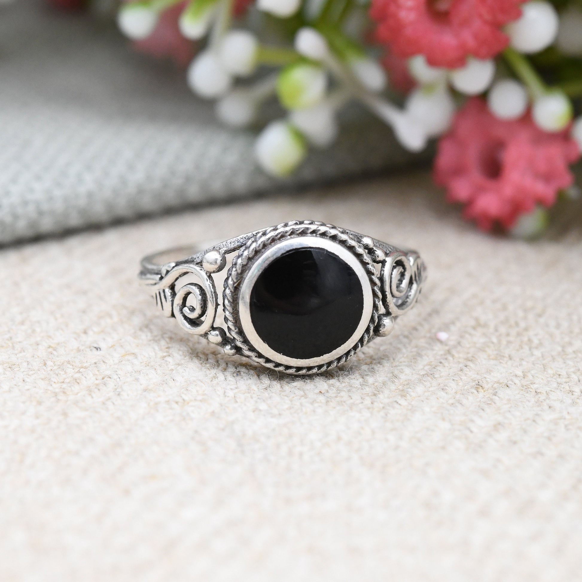 Vintage Sterling Silver Onyx Ring with Floral Leaf Shoulders - Black Gemstone Jewellery | Openwork Design | UK Size - P | US Size - 7 3/4