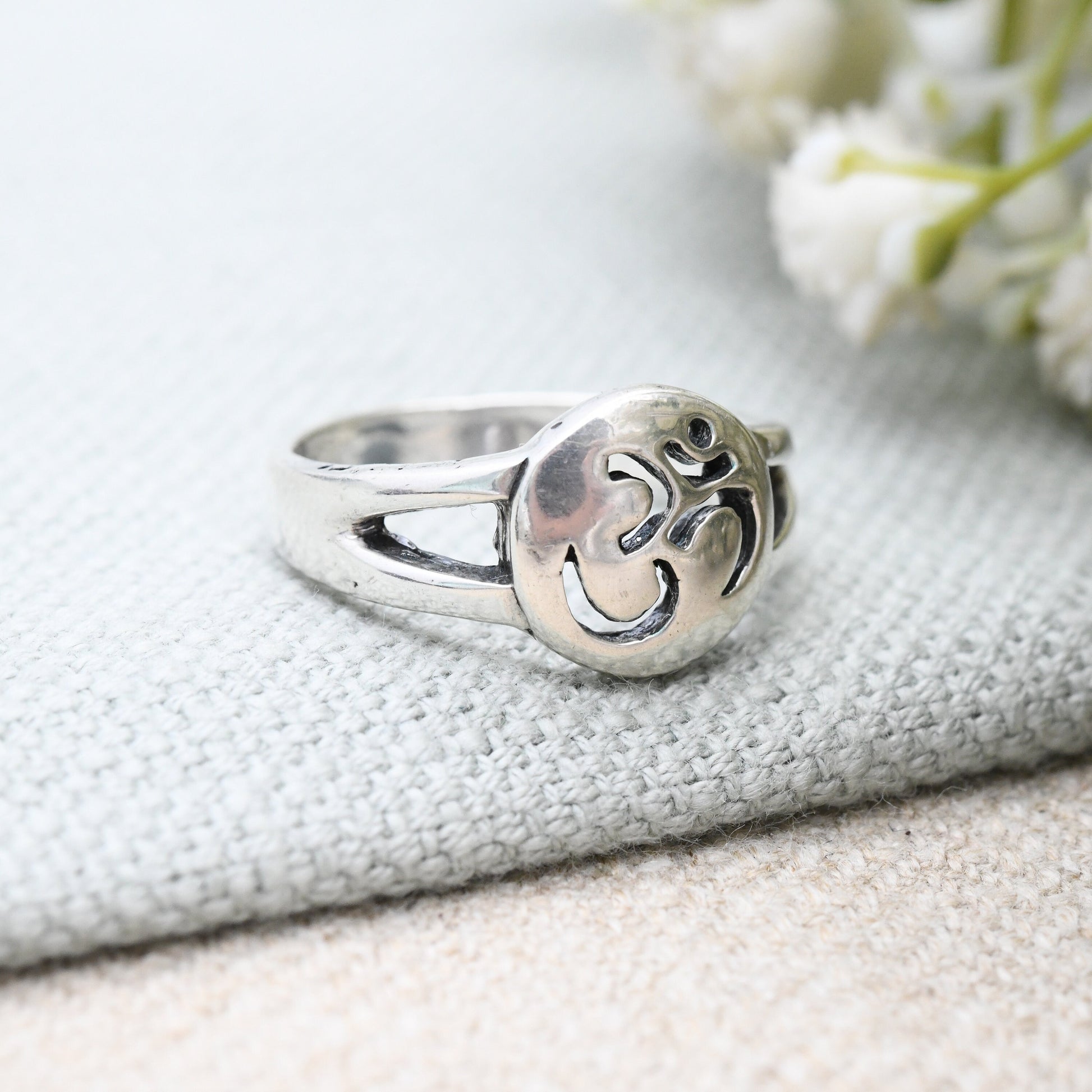 Vintage Sterling Silver Om Ring Hindu Symbol Circle Design - Minimal Everyday Unisex Silver | Middle Finger | UK Size - R 1/2 | US Size - 9