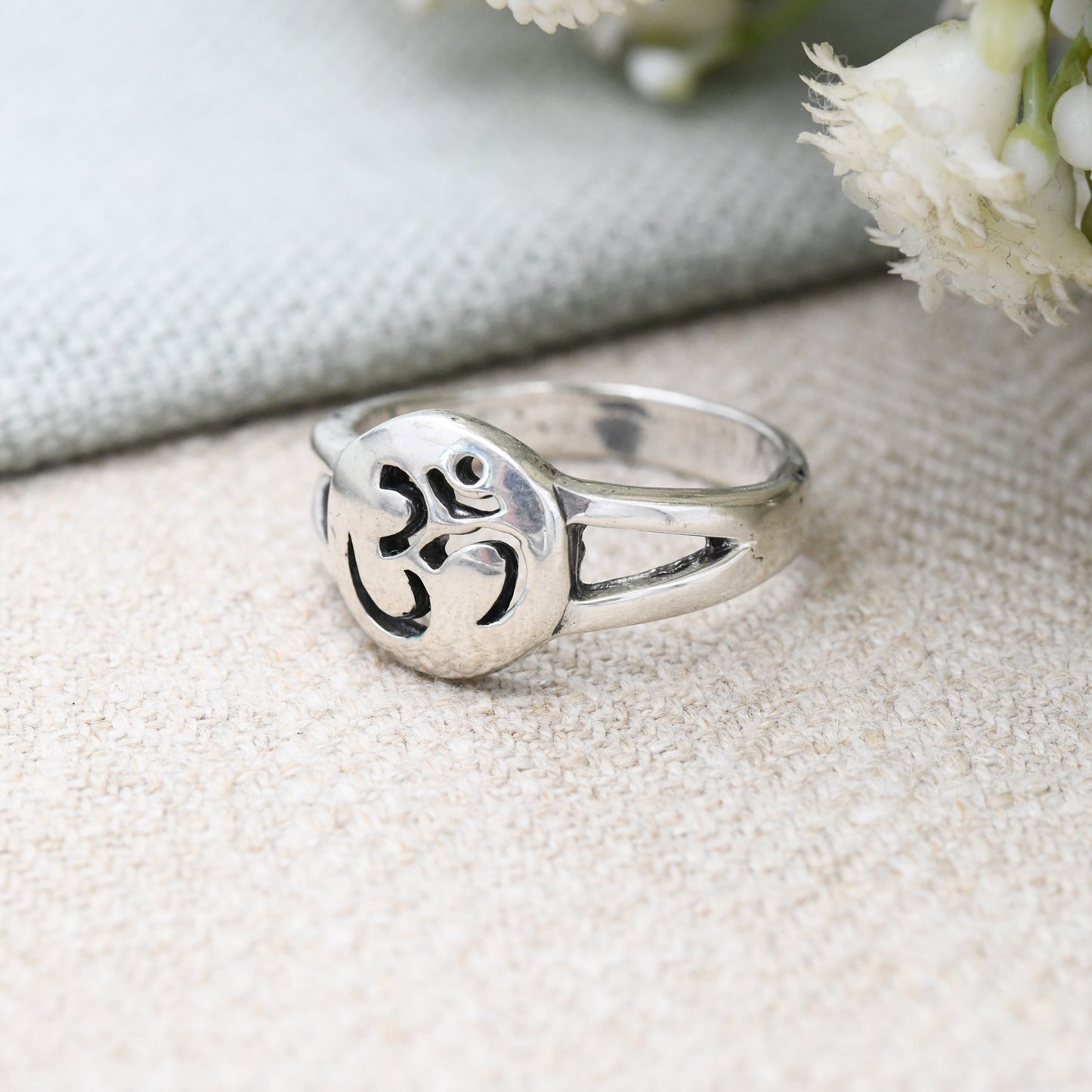 Vintage Sterling Silver Om Ring Hindu Symbol Circle Design - Minimal Everyday Unisex Silver | Middle Finger | UK Size - R 1/2 | US Size - 9