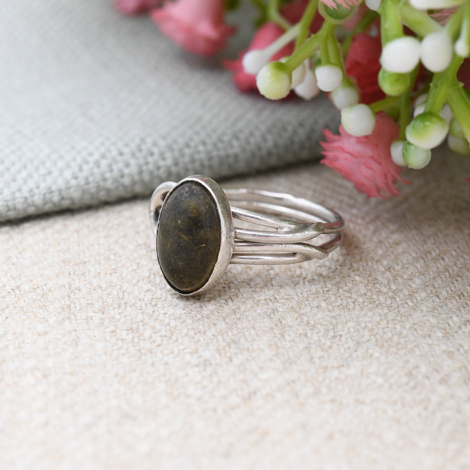 Vintage Sterling Silver Green Amber Ring - Quirky Double Band Cabochon Oval Stone Ring | UK Size - O | US Size - 7 1/4