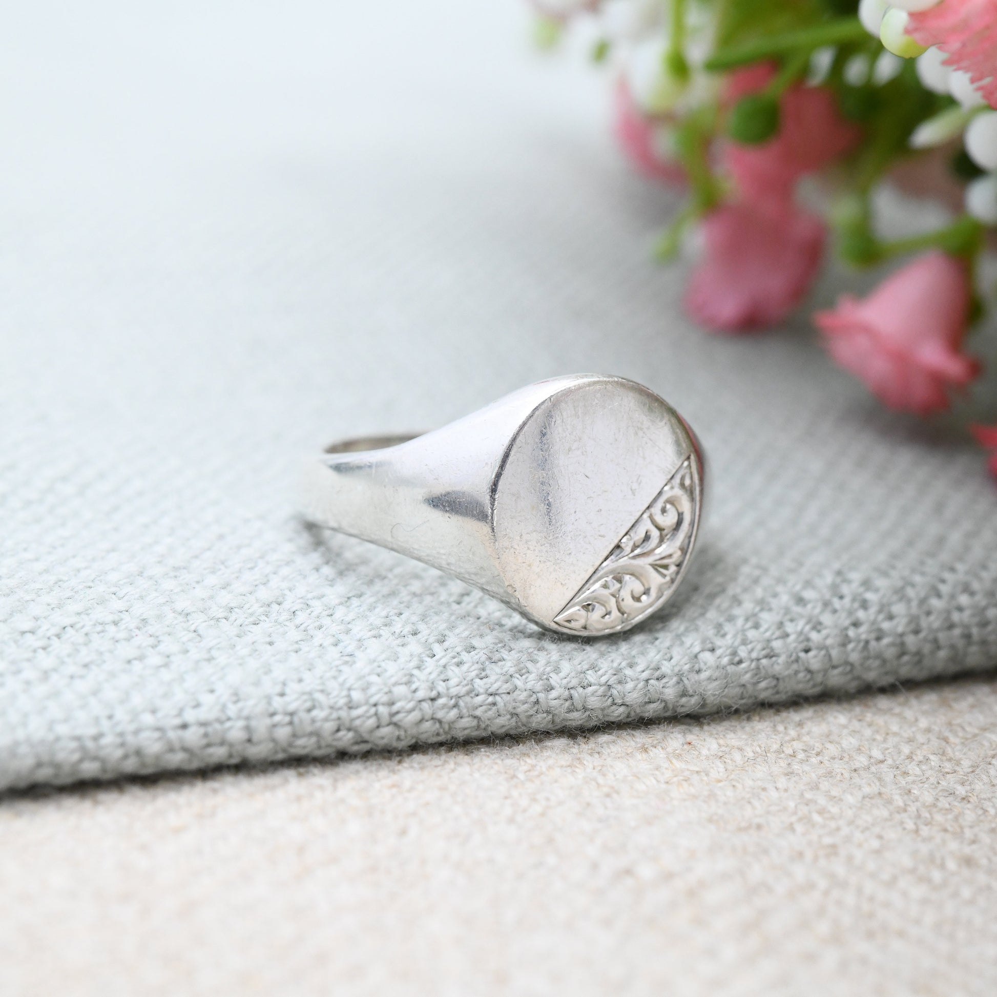 Vintage Sterling Silver Signet Ring with Engraved Scrolling Design - Large Chunky Unisex Everyday Silver | UK Size - S 1/2 | US Size - 9 1/4