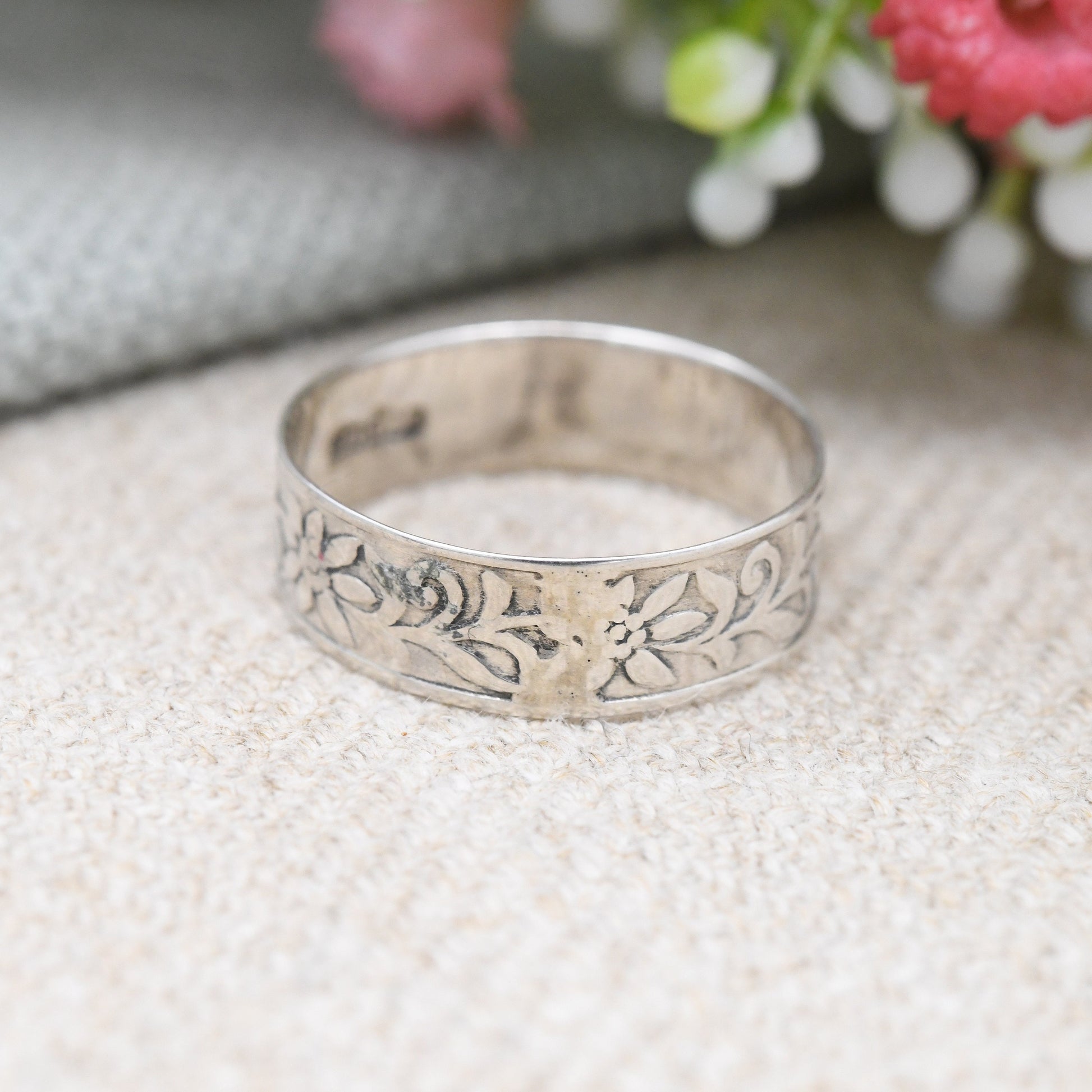 Vintage European Silver Flower Band Ring - Pretty Floral Design Textured Silver | UK Size - N | US Size - 6 3/4