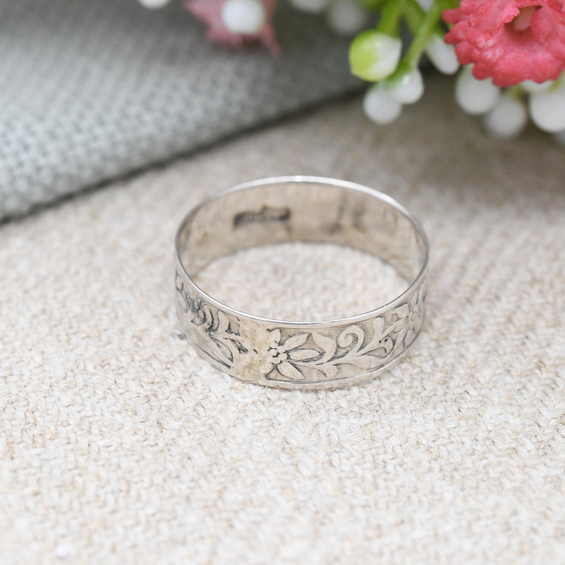 Vintage European Silver Flower Band Ring - Pretty Floral Design Textured Silver | UK Size - N | US Size - 6 3/4