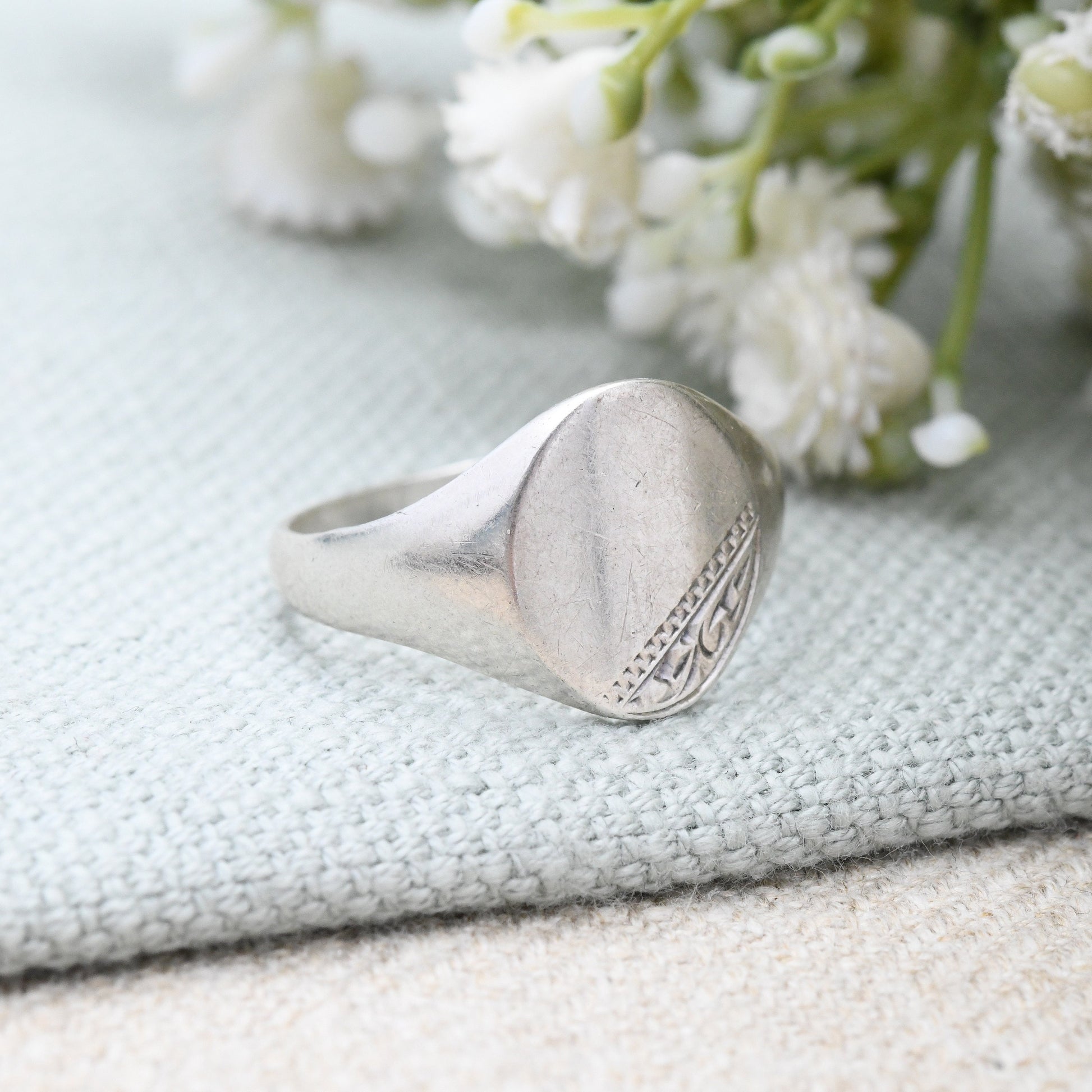 Vintage Sterling Silver Signet Ring with Engraved Scrolling Design 1985 - Unisex Everyday Silver for Engraving | UK Size - U | US Size - 10