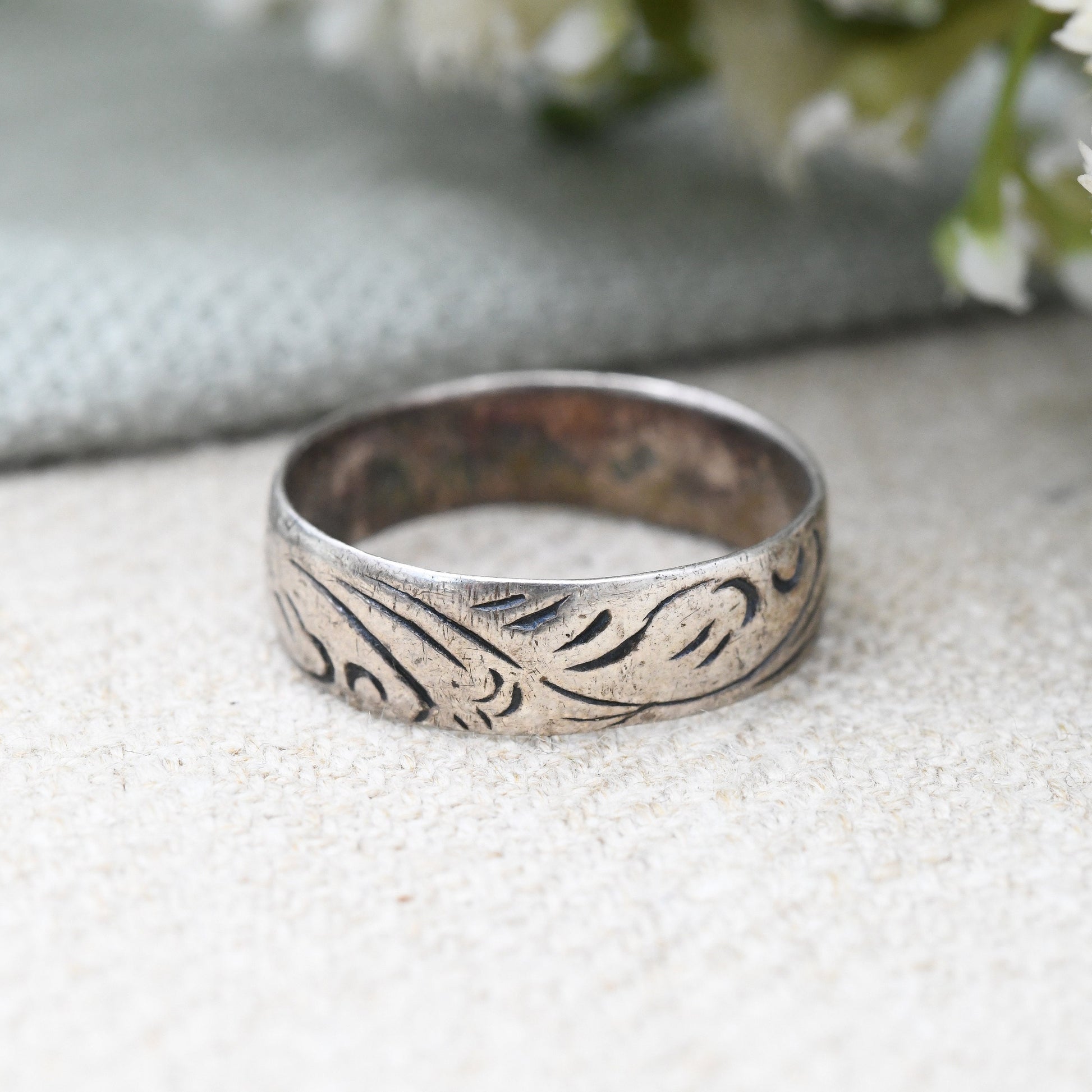 Vintage Sterling Silver Engraved Scrolling Band Ring - Pretty Design Textured Silver | UK Size - O 1/2 | US Size - 7 1/2