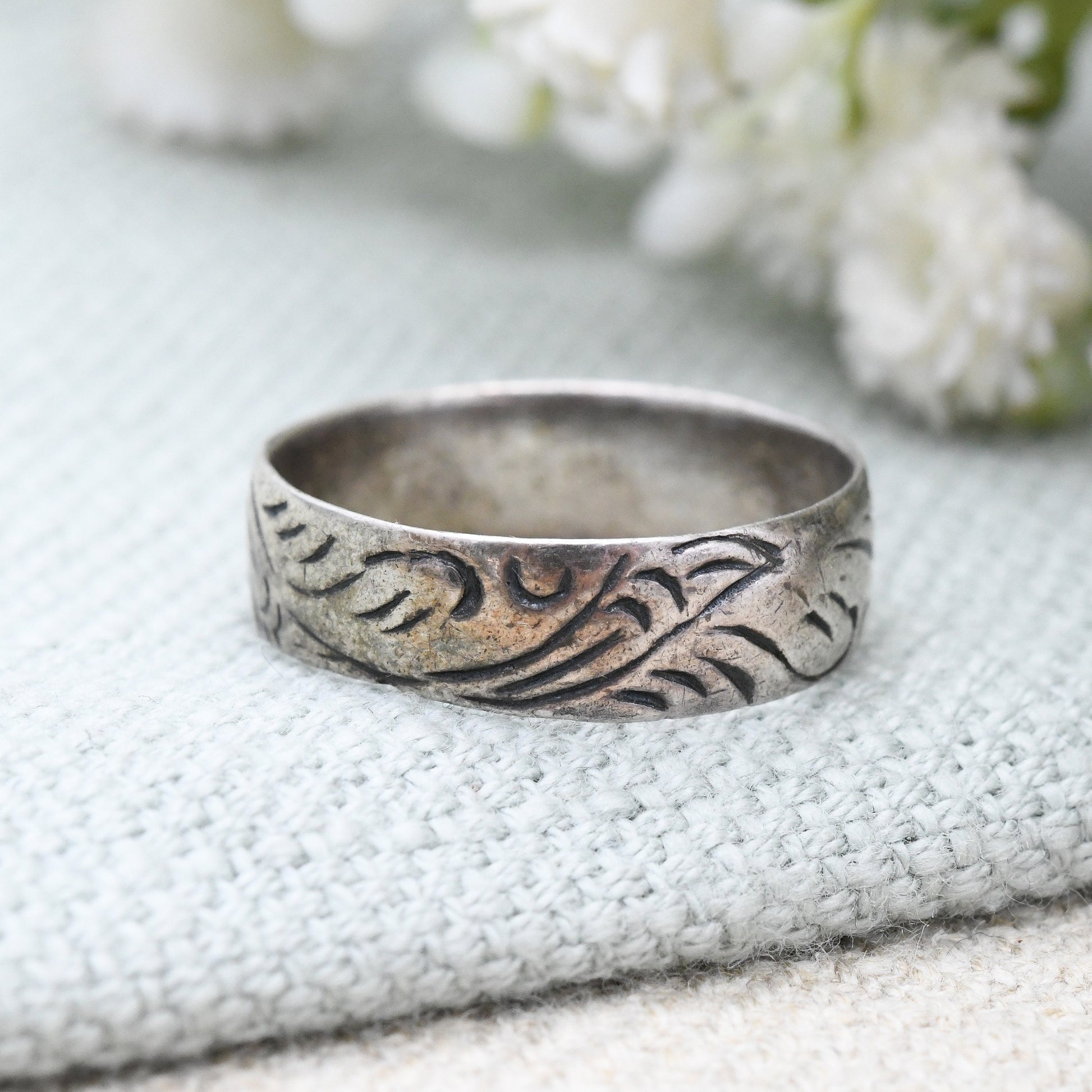 Vintage Sterling Silver Engraved Scrolling Band Ring - Pretty Design Textured Silver | UK Size - O 1/2 | US Size - 7 1/2