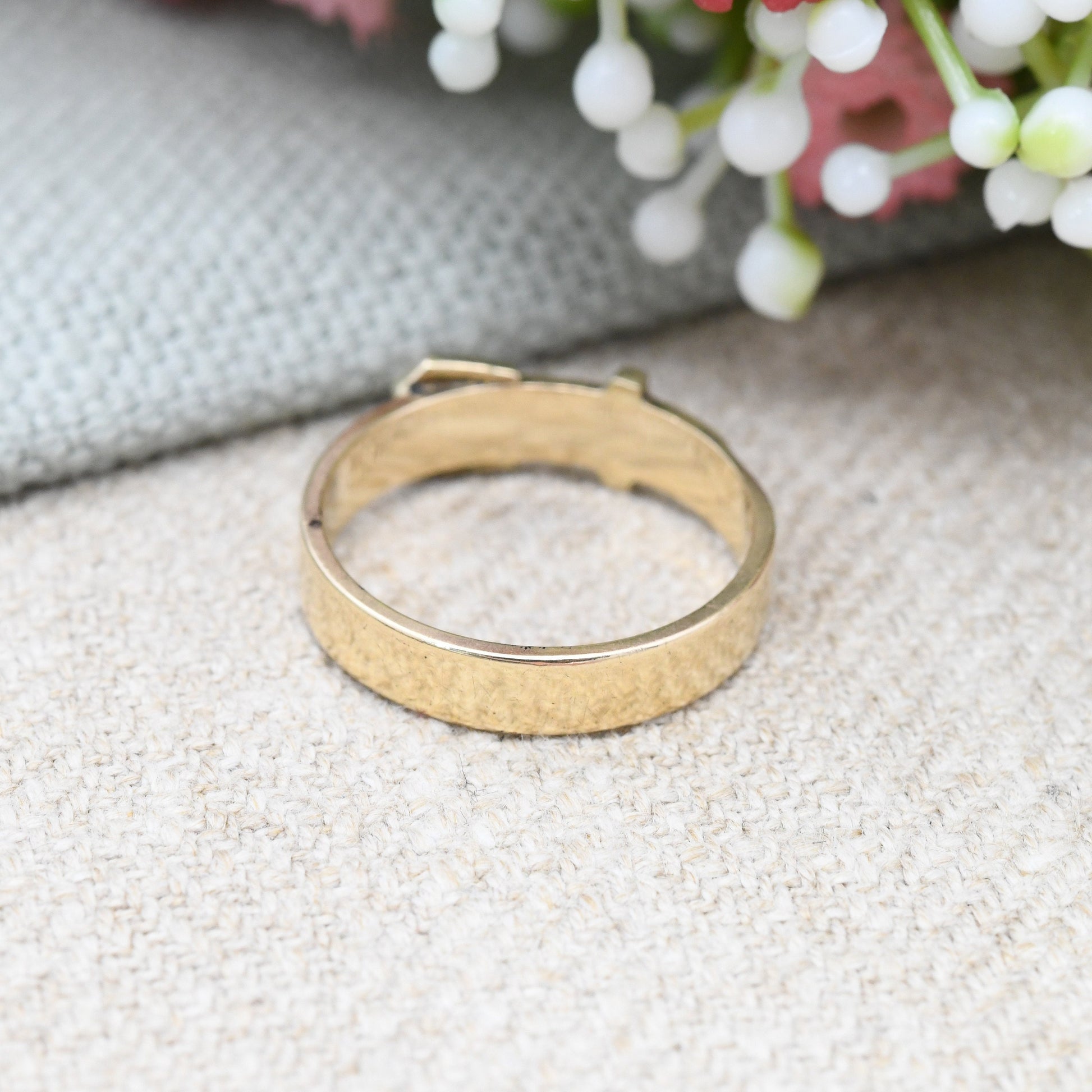 Vintage 9ct Gold Buckle Ring 1988 - Minimal Belt Band Mid-Century Victorian Style | Everyday Unisex Gold | UK Size - N 1/2 | US Size - 6 3/4