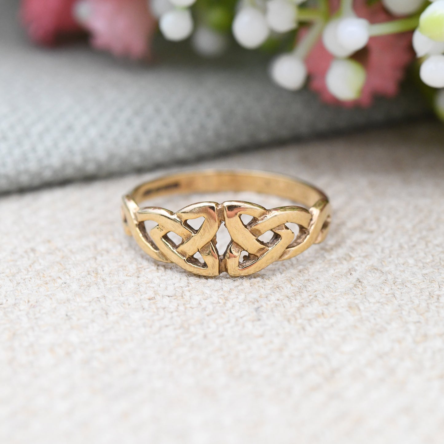 Vintage 9ct Gold Celtic Knot Ring - Woven Band Triquetra Twist | Unisex Gold Everyday Pinkie Ring | UK Size - M | US Size - 6 1/4