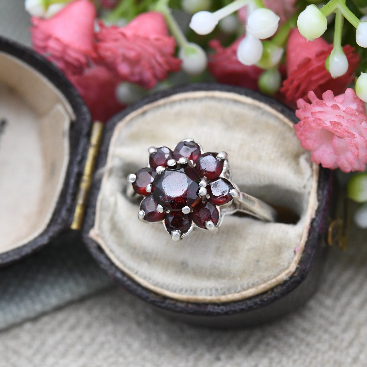 Vintage Sterling Silver Garnet Flower Ring - Pretty Floral Daisy Jewellery | January Birthday Gift | UK Size - M | US Size - 6