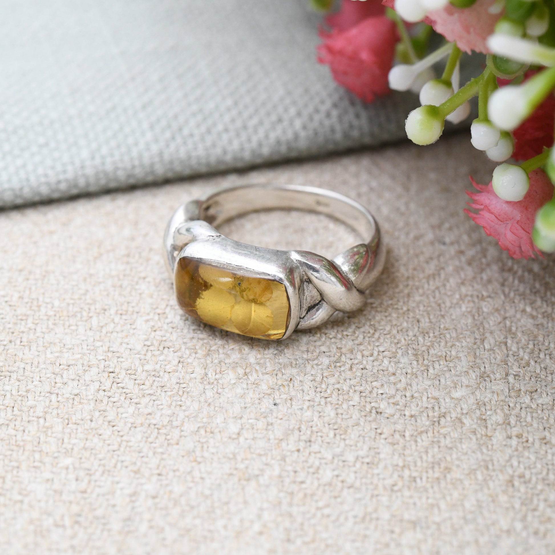 Vintage Sterling Silver Leaf in Resin Ring with Twisted Knot Shoulders - Unusual Silver Ring | Pretty Gift | UK Size - Q | US Size - 8