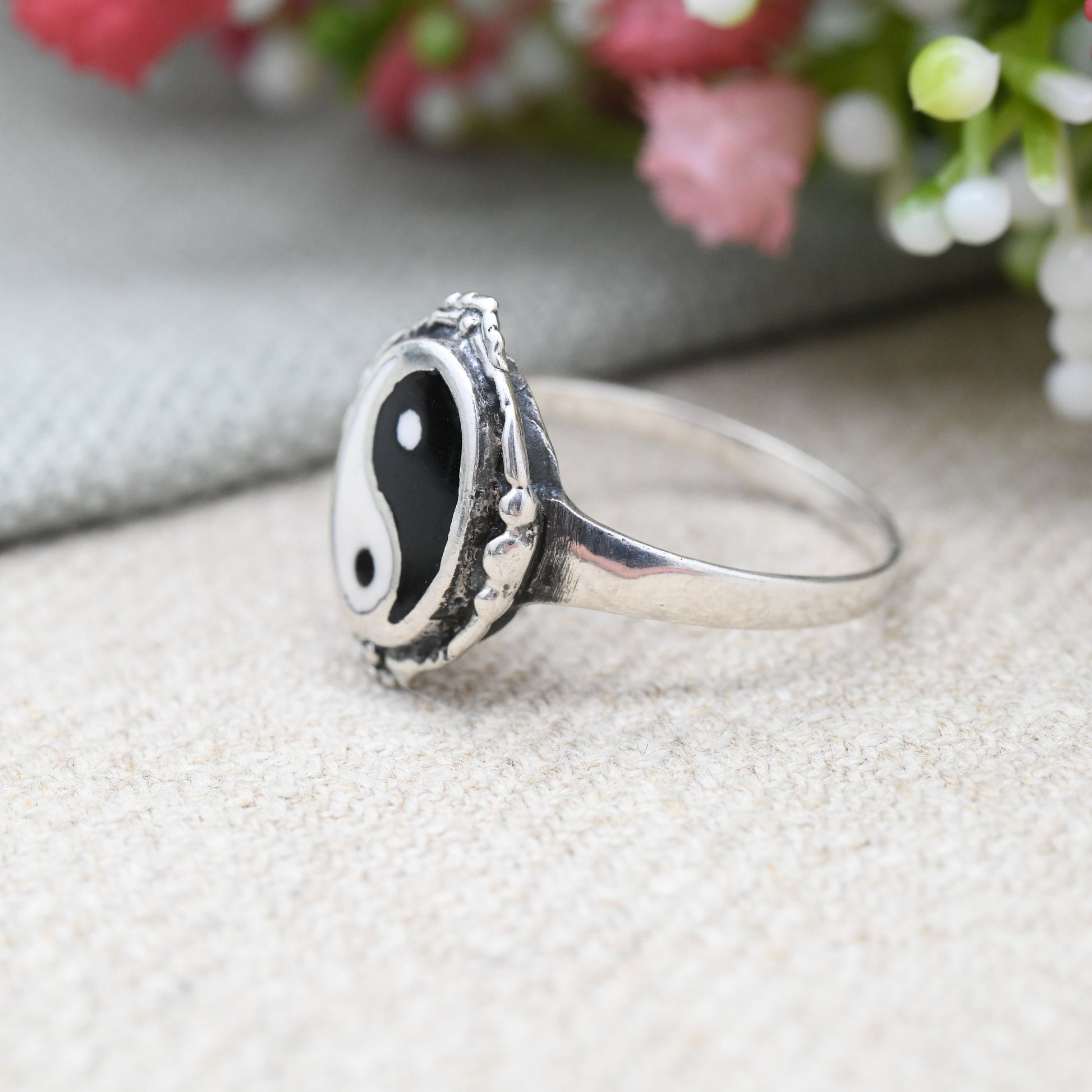 Vintage Sterling Silver Yin and Yang Ring - White and Black Resin Design | Equal Opposite Symbol | UK Size - V | US Size - 10 1/2