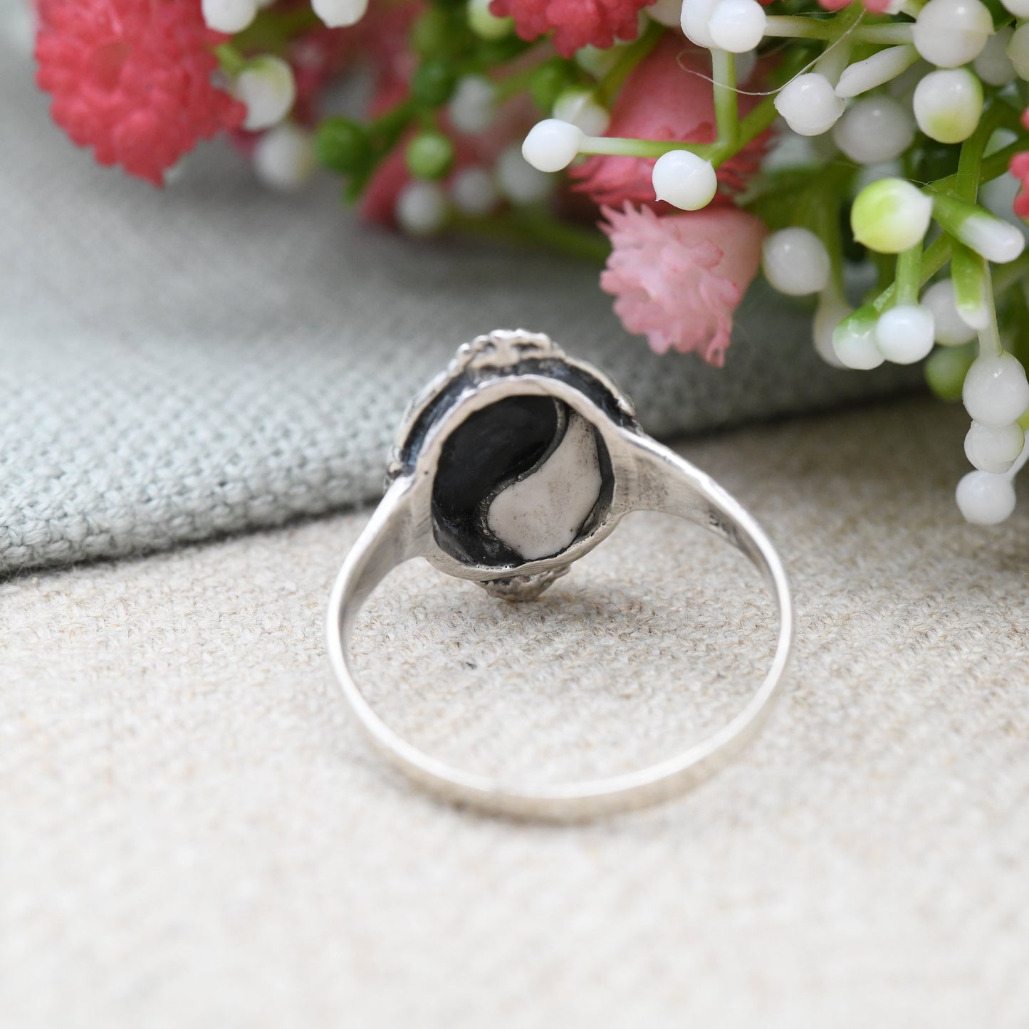 Vintage Sterling Silver Yin and Yang Ring - White and Black Resin Design | Equal Opposite Symbol | UK Size - V | US Size - 10 1/2