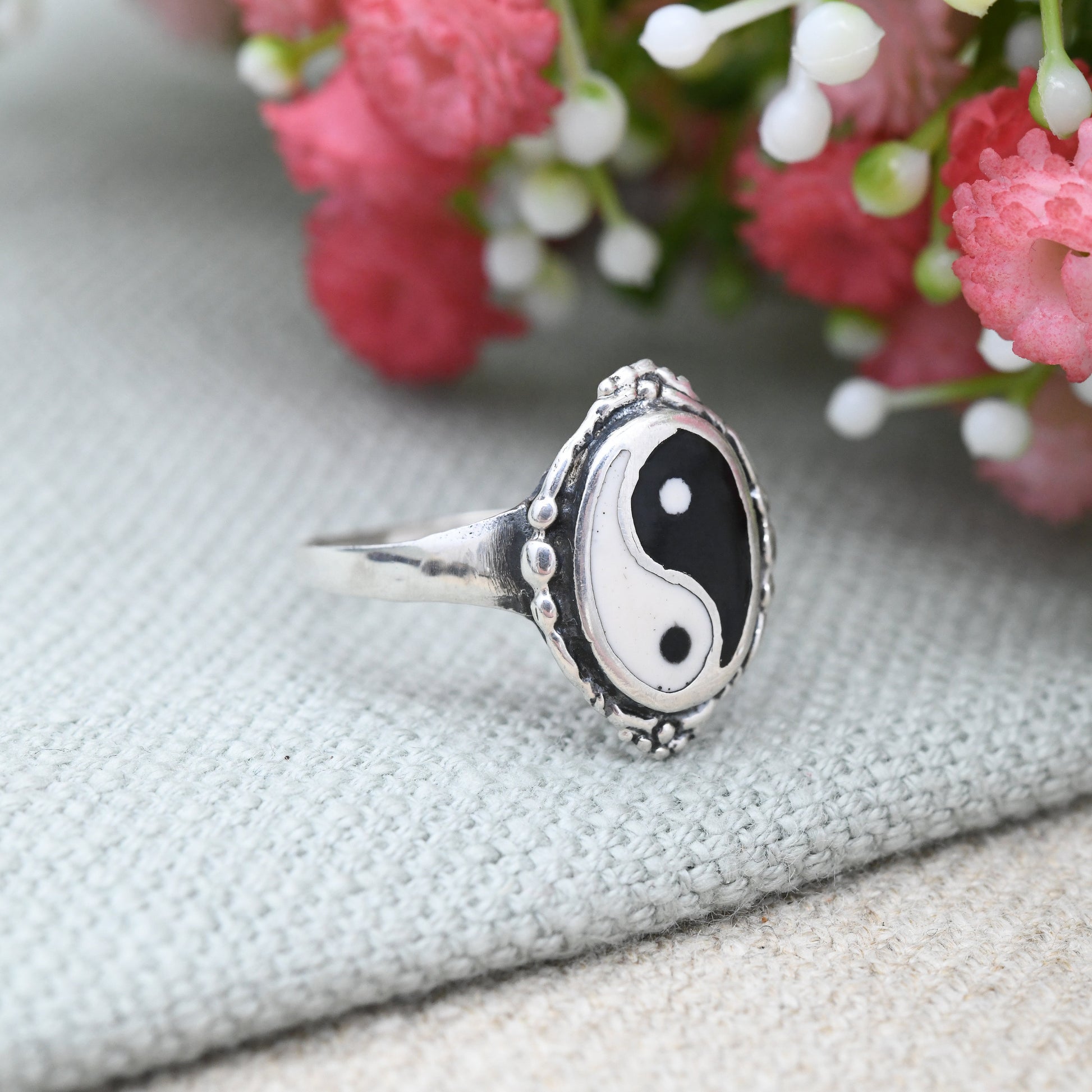 Vintage Sterling Silver Yin and Yang Ring - White and Black Resin Design | Equal Opposite Symbol | UK Size - V | US Size - 10 1/2