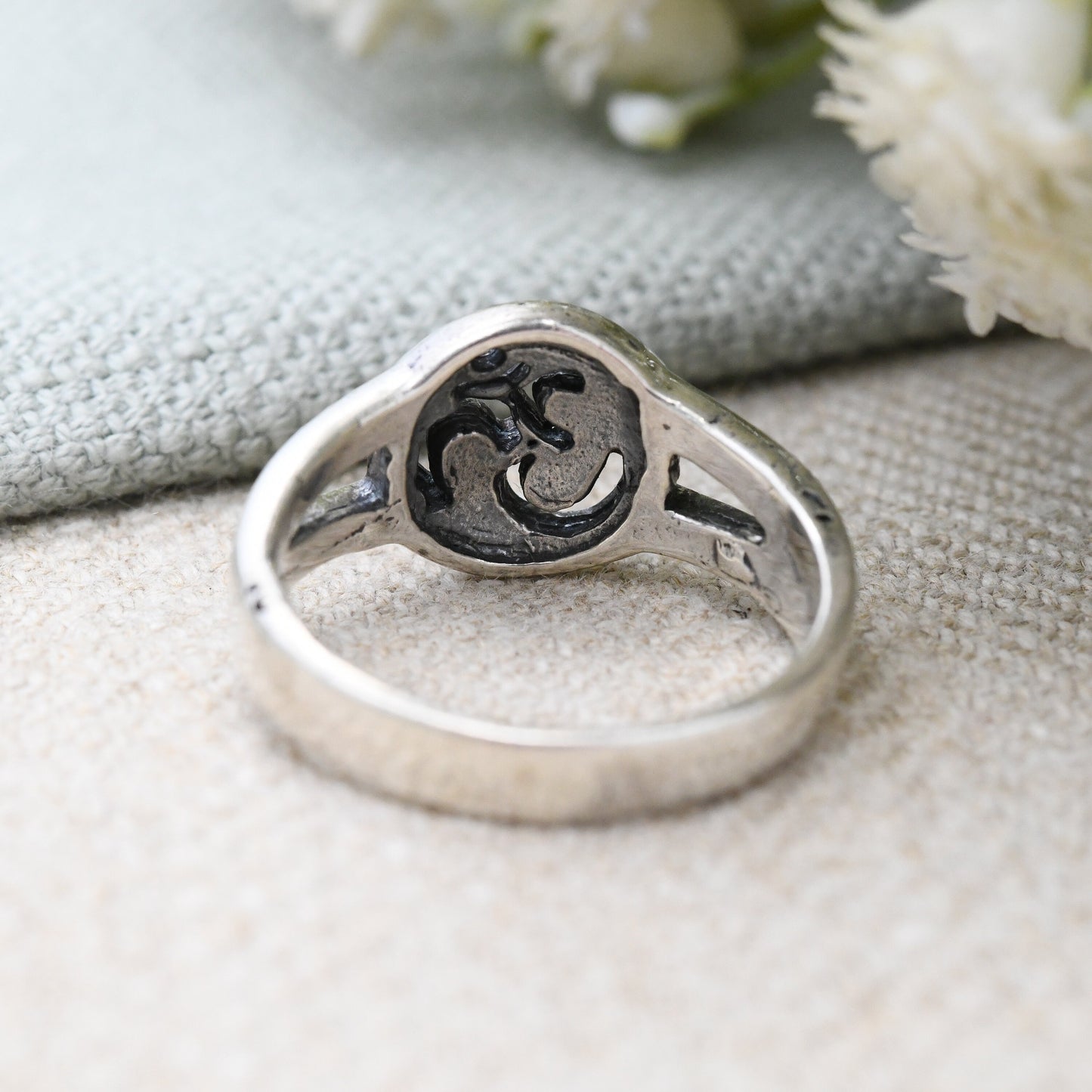 Vintage Sterling Silver Om Ring Hindu Symbol Circle Design - Minimal Everyday Unisex Silver | Middle Finger | UK Size - R 1/2 | US Size - 9