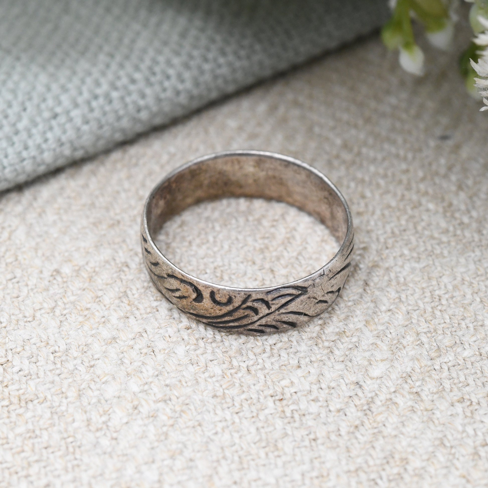 Vintage Sterling Silver Engraved Scrolling Band Ring - Pretty Design Textured Silver | UK Size - O 1/2 | US Size - 7 1/2