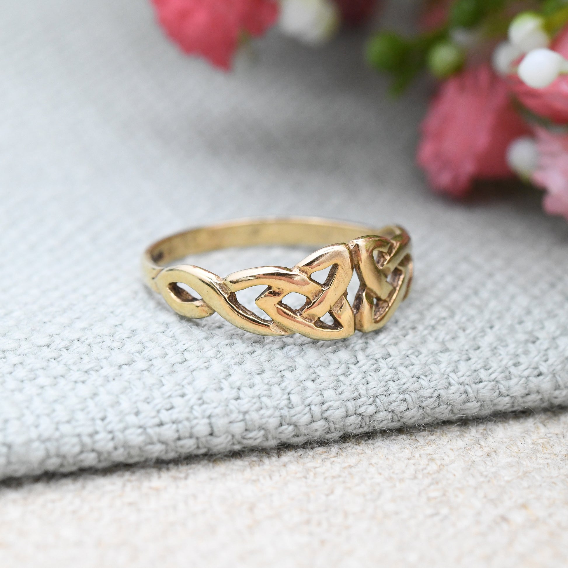 Vintage 9ct Gold Celtic Knot Ring - Woven Band Triquetra Twist | Unisex Gold Everyday Pinkie Ring | UK Size - M | US Size - 6 1/4