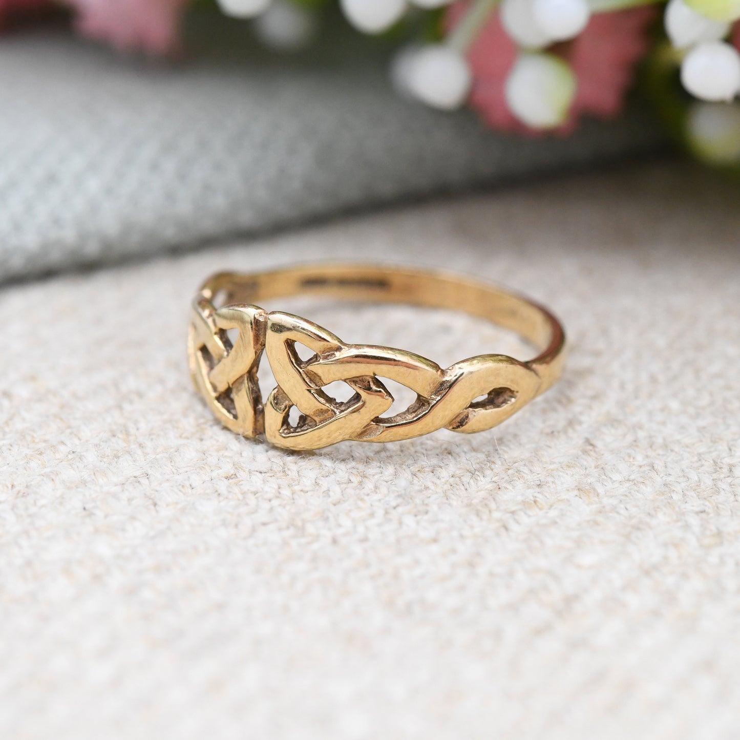 Vintage 9ct Gold Celtic Knot Ring - Woven Band Triquetra Twist | Unisex Gold Everyday Pinkie Ring | UK Size - M | US Size - 6 1/4