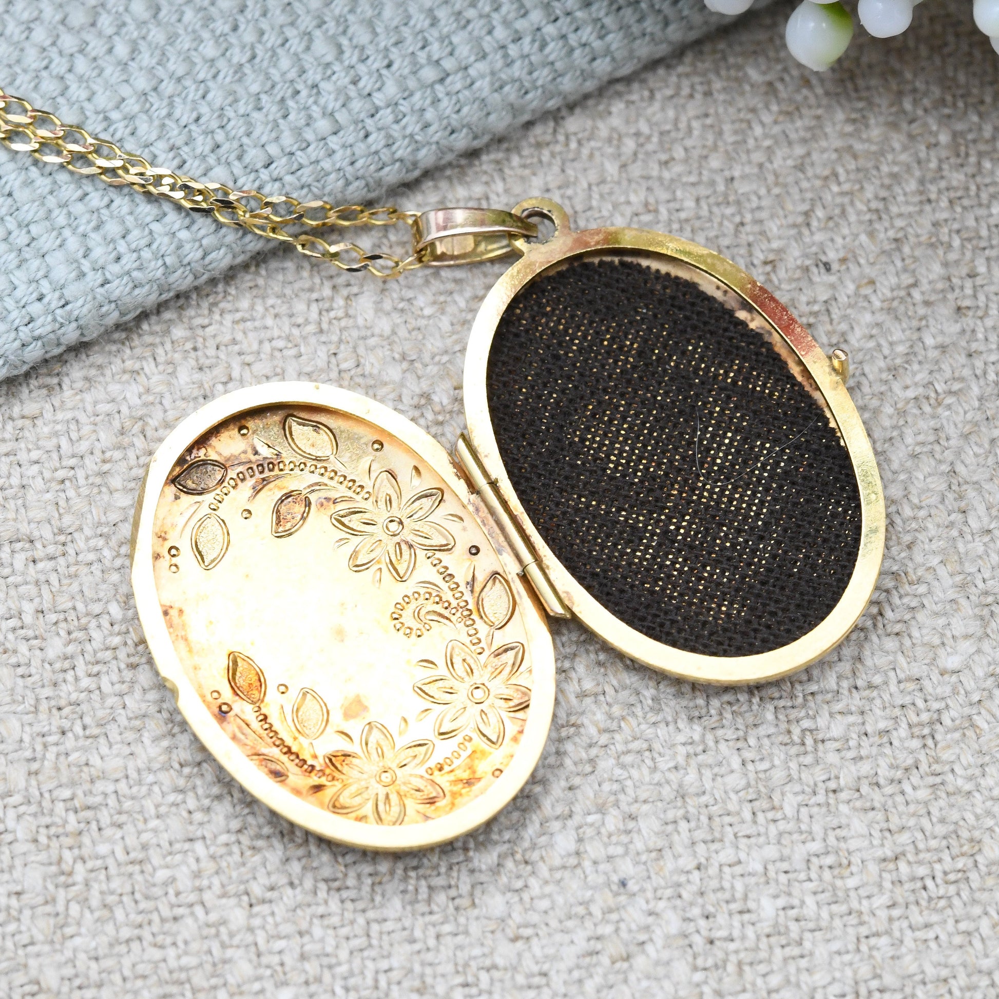 Vintage 9ct Gold Locket Pendant Necklace with White Gold Flowers 1992 - Two Picture Locket Large Oval | Photo Frame | Pretty Engraved Front