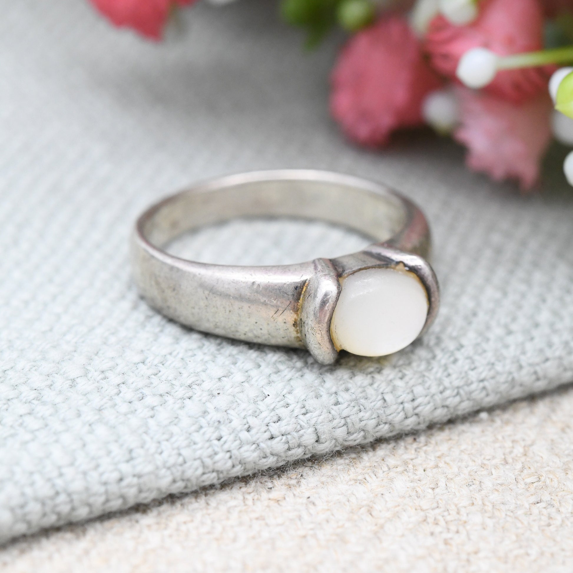 Vintage Sterling Silver Mother of Pearl Ring - Chunky Minimal Everyday Silver Solitaire Jewellery Gift | UK Size - O 1/2 | US Size - 7 1/2