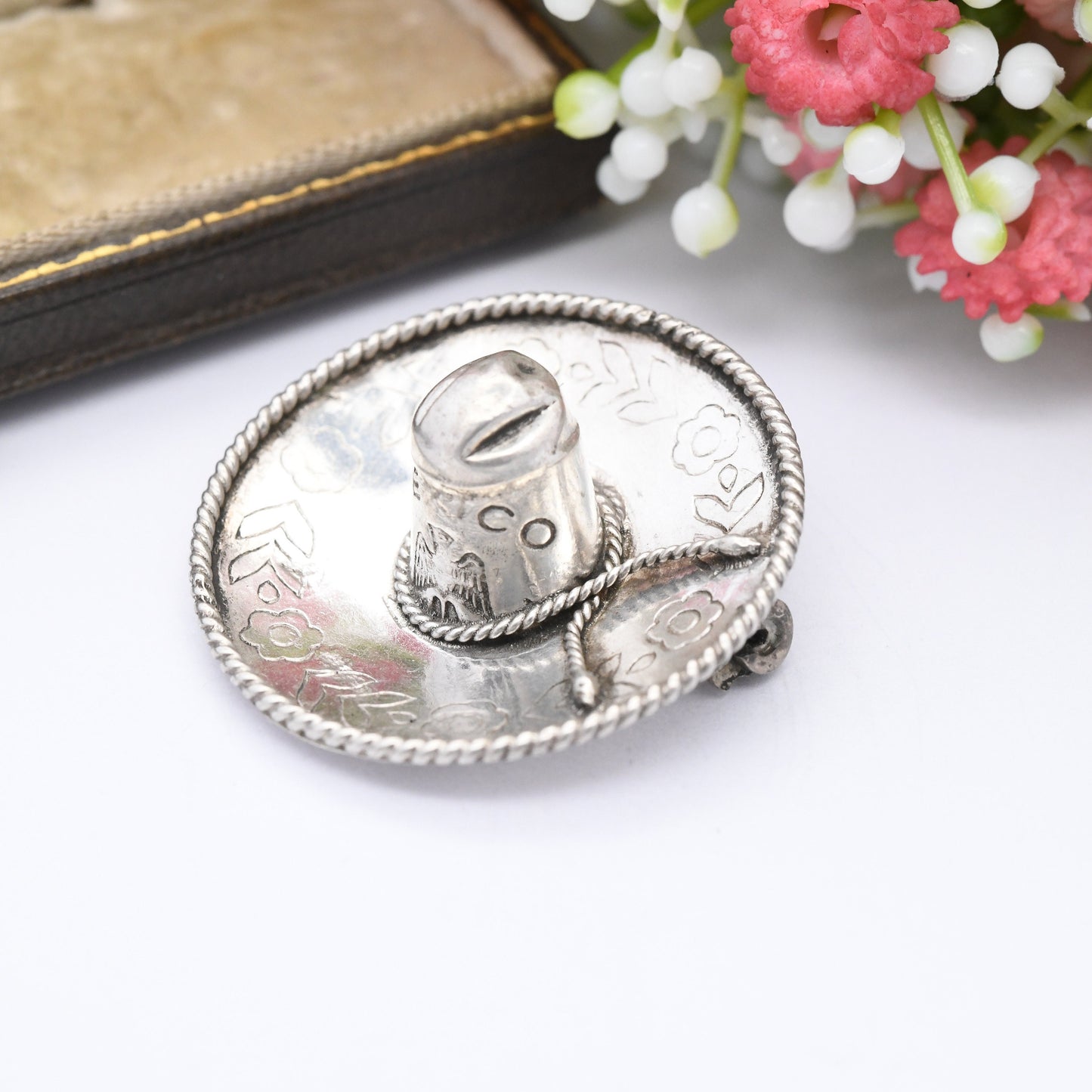 Vintage Mexican Sterling Silver Sombrero Hat Brooch - Mexican Souvenir Jewellery | Engraved Flower Design with Eagle