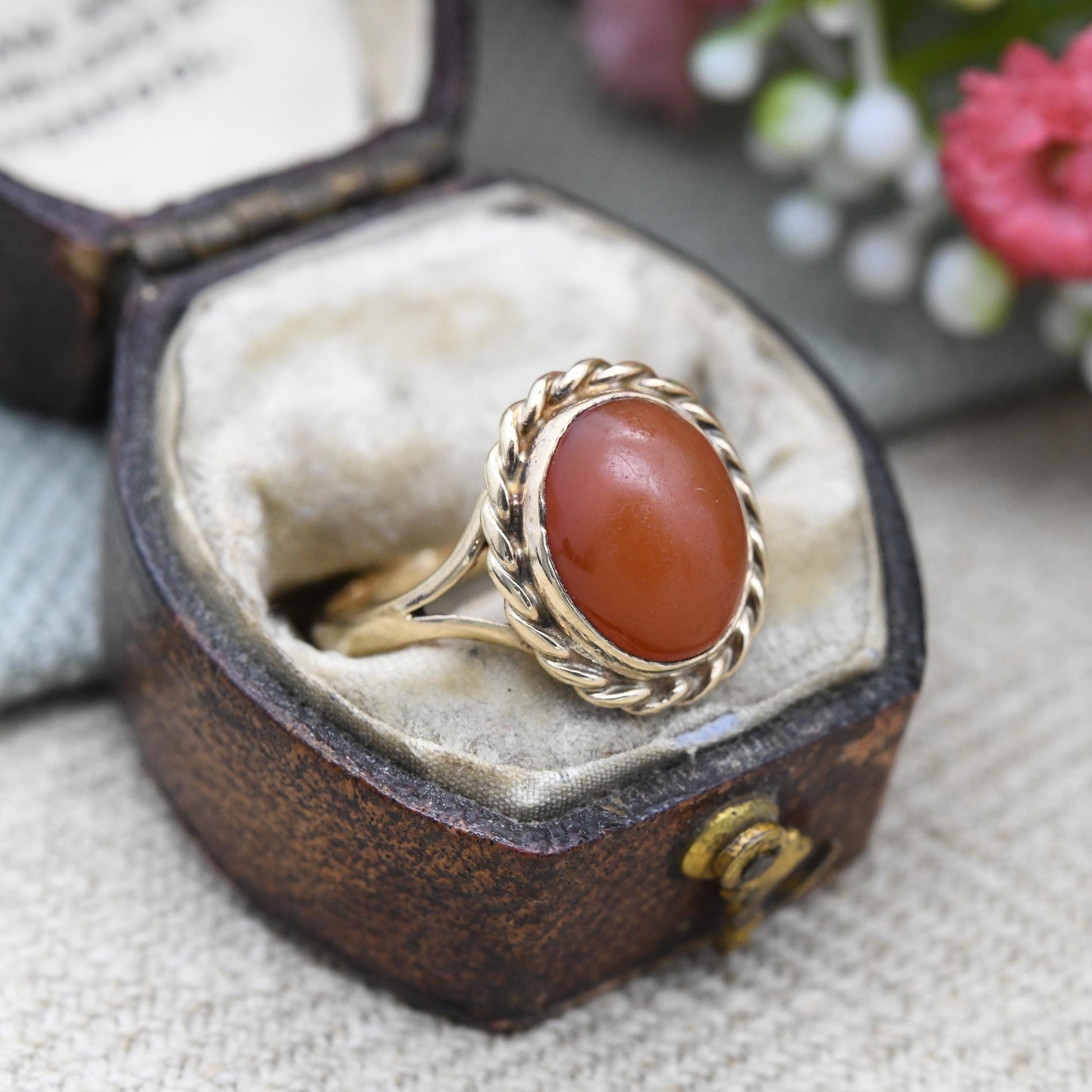 Vintage 9ct Gold Cabochon Carnelian Ring - Rope Twist Mid-Century Gemstone Jewellery Large Red Orange Stone | UK Size - L | US Size - 5 3/4