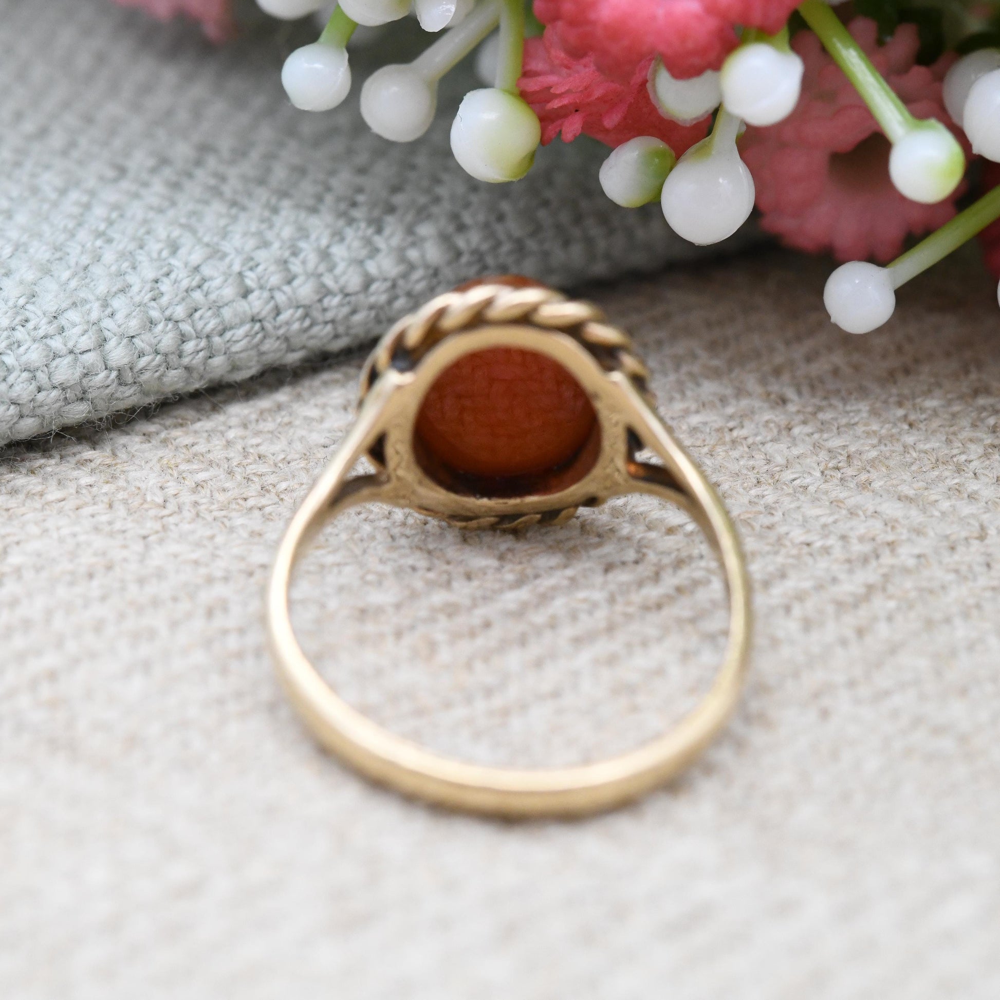 Vintage 9ct Gold Cabochon Carnelian Ring - Rope Twist Mid-Century Gemstone Jewellery Large Red Orange Stone | UK Size - L | US Size - 5 3/4