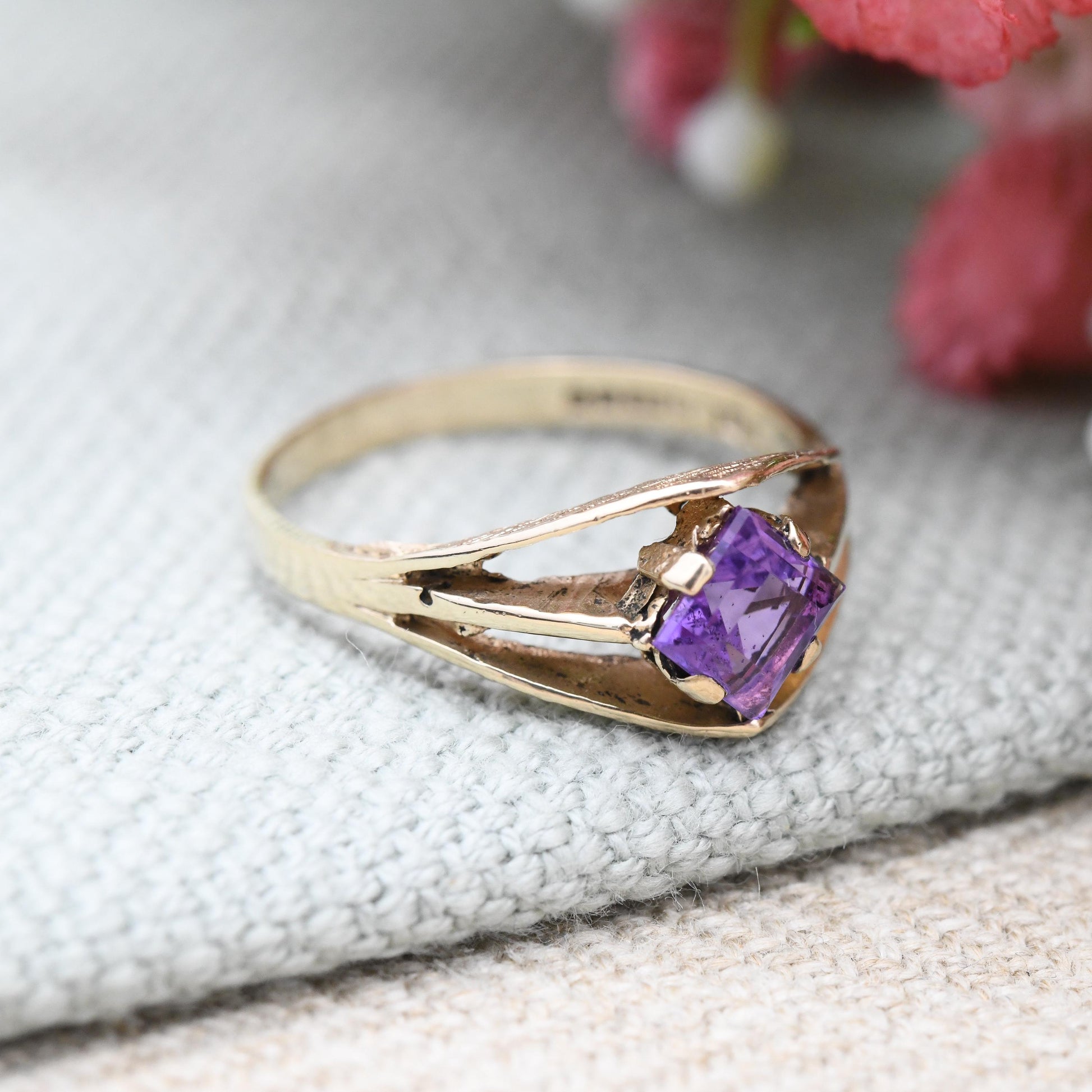 Vintage 9ct Gold Amethyst Ring 1985 - Diamond Shape Large Purple Solitaire Stone Mid-Century Modern Textured | UK Size - N 1/2 | US Size - 7