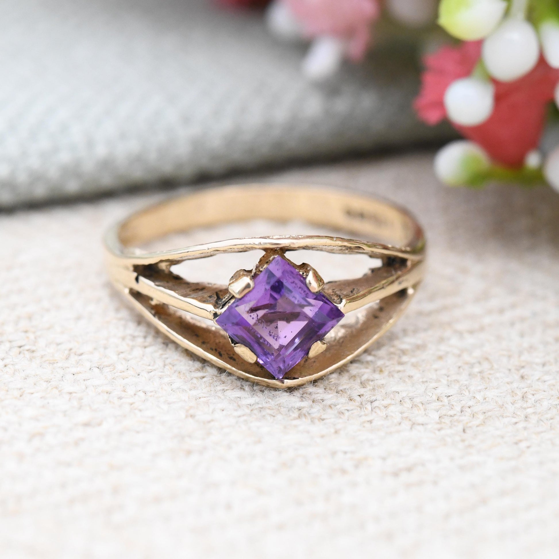 Vintage 9ct Gold Amethyst Ring 1985 - Diamond Shape Large Purple Solitaire Stone Mid-Century Modern Textured | UK Size - N 1/2 | US Size - 7