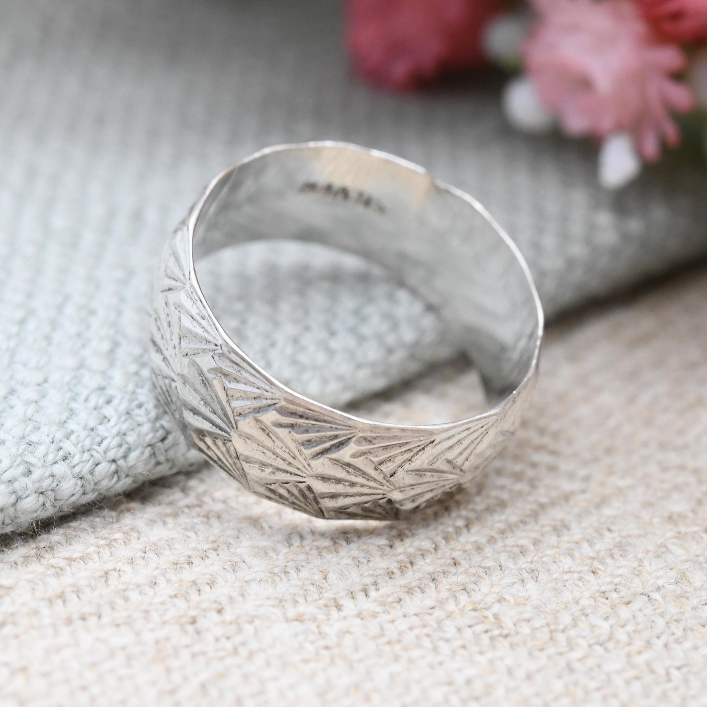 Vintage Sterling Silver Textured Band Ring with Art Deco Fan Design - Unisex Textured Silver | UK Size - M | US Size - 6 1/4