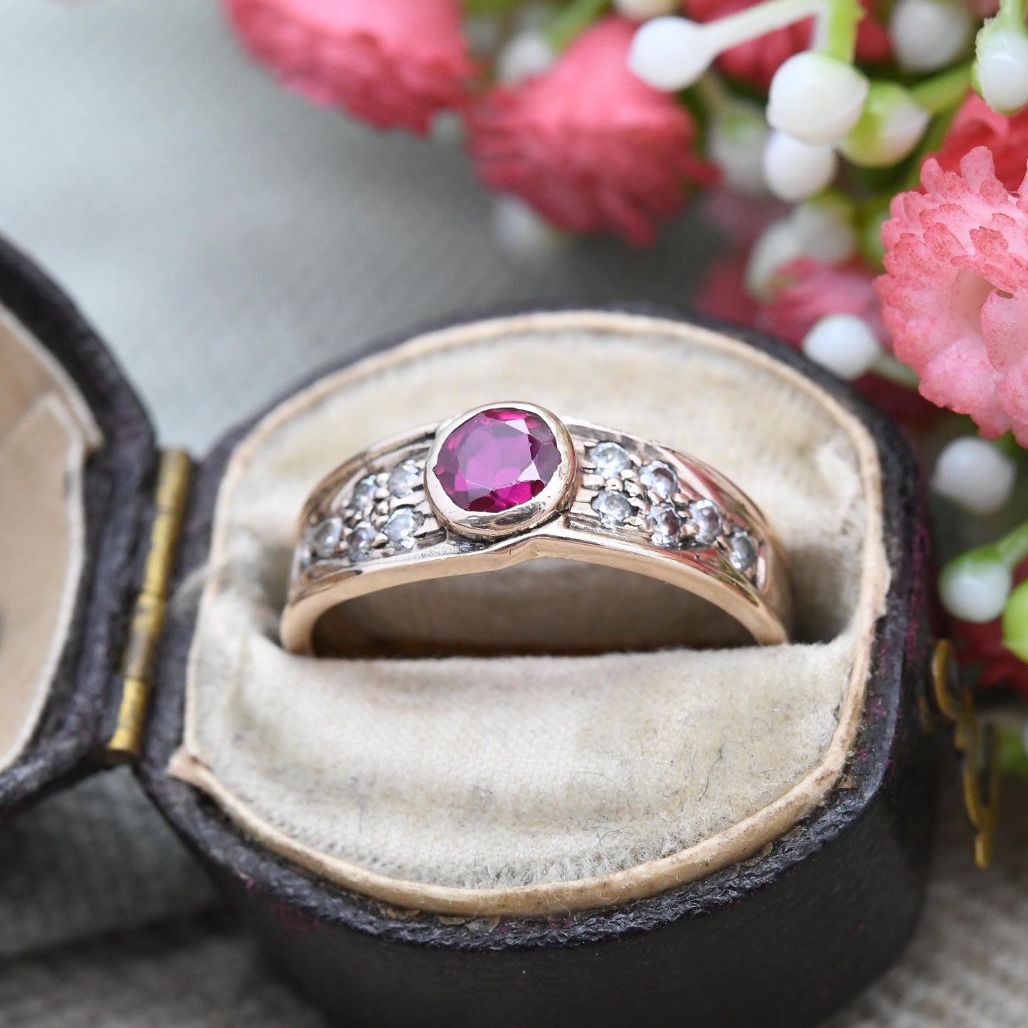 Vintage 9ct Gold Ruby Ring with Clear Side Stones 1999 - Y2K Statement Gold Faceted Solitaire Ring Rose Gold | UK Size - N | US Size - 6 1/2