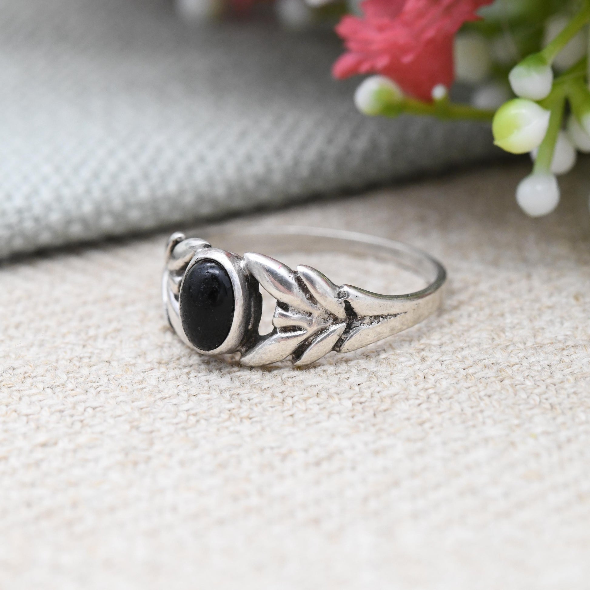 Vintage Sterling Silver Onyx Ring - Classic Leaf Shank Detailed Shoulders | Small Size | UK Size - M 1/2 | US Size - 6 1/4