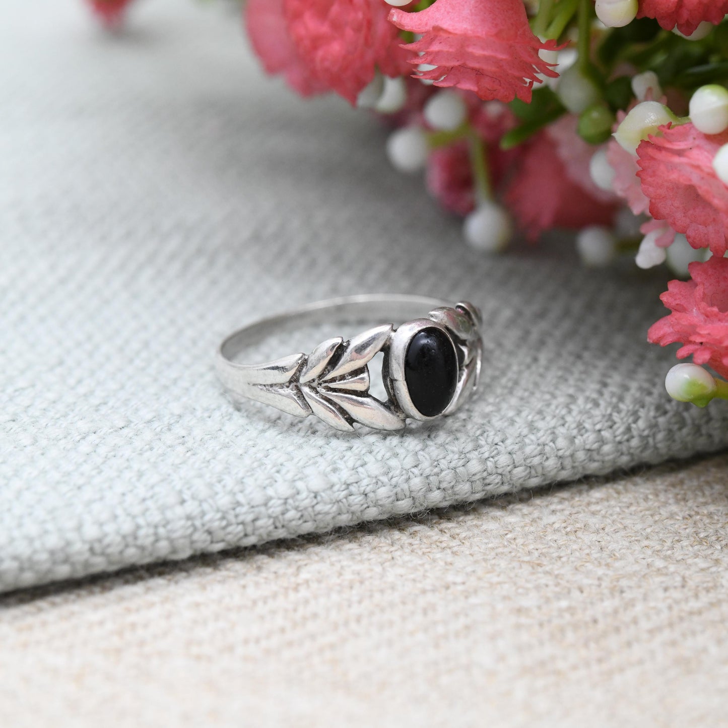 Vintage Sterling Silver Onyx Ring - Classic Leaf Shank Detailed Shoulders | Small Size | UK Size - M 1/2 | US Size - 6 1/4