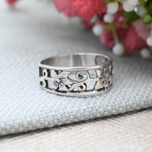 Sterling Silver Openwork Scrolling Flower Band Ring - Pretty Floral Silver Jewellery Gift for Her | UK Size - O 1/2 | US Size - 7 1/2