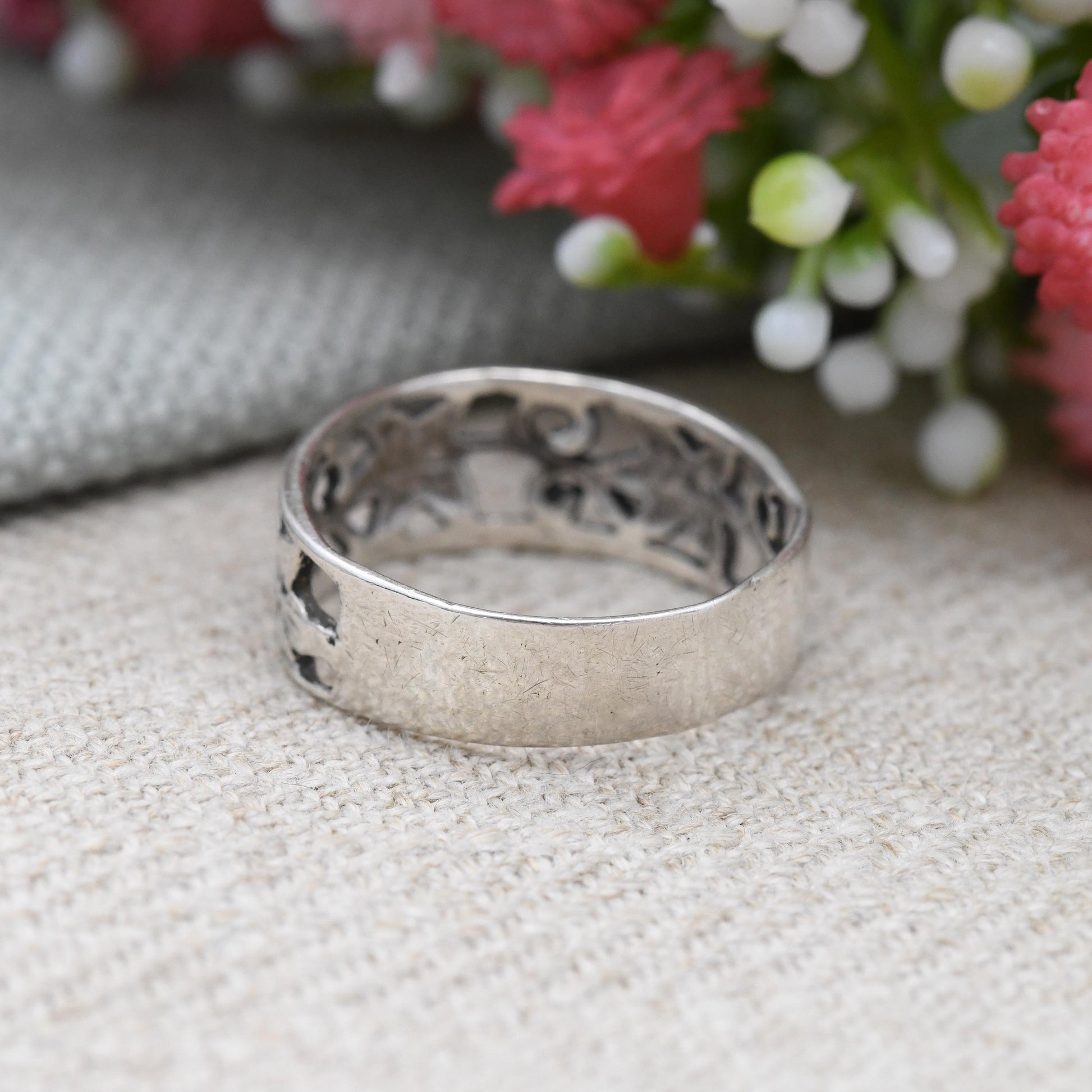 Sterling Silver Openwork Scrolling Flower Band Ring - Pretty Floral Silver Jewellery Gift for Her | UK Size - O 1/2 | US Size - 7 1/2