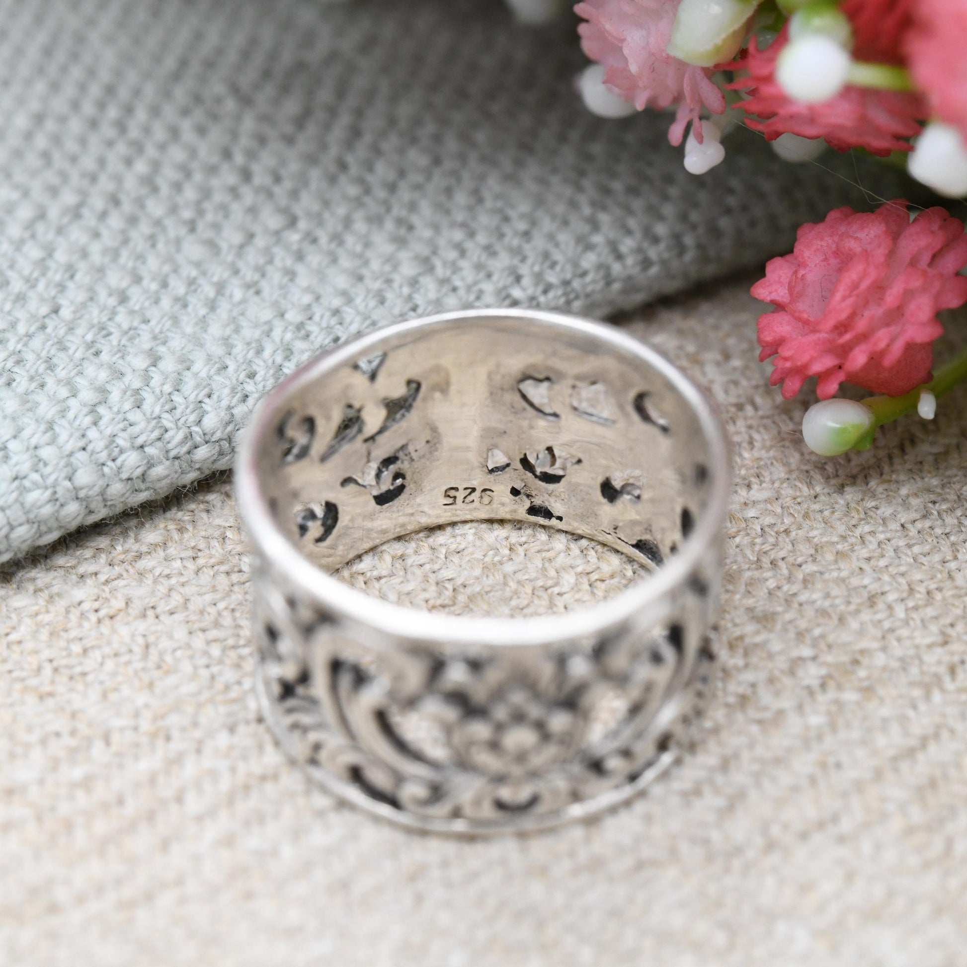 Vintage Sterling Silver Floral Openwork Scrolling Band Ring - Wide Band Flowers Leaves Design | UK Size - O | US Size - 7