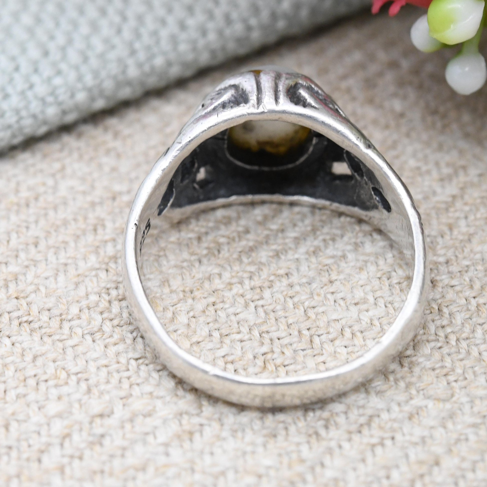 Vintage Sterling Silver Mother of Pearl Ring with Crossed Mushroom Leaf Design - Large Stone Cabochon | UK Size - O 1/2 | US Size - 7 1/2
