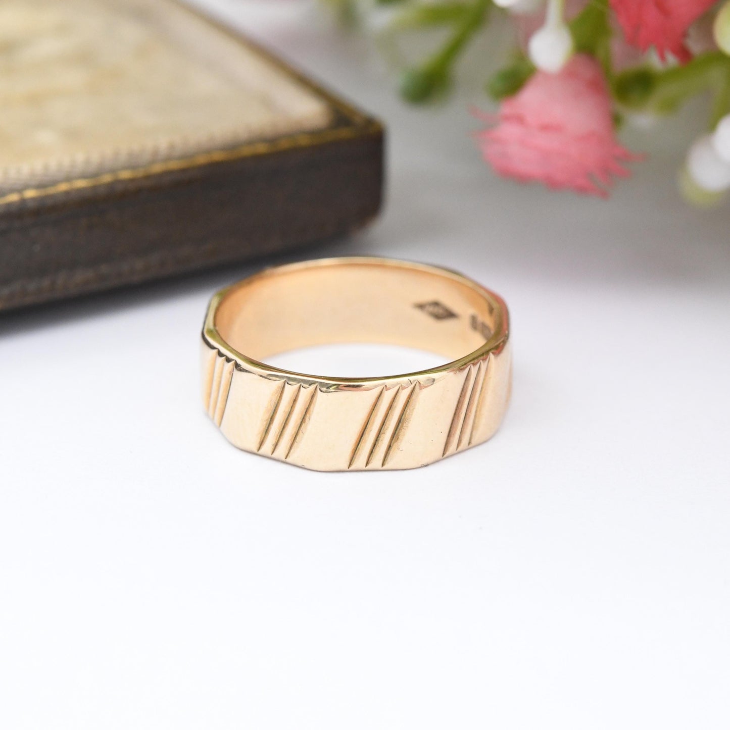 Vintage 9ct Gold Band Ring Textured Line Pattern 1973 - Unisex Minimalist Mid-Century | Pretty Wedding Band | UK Size - L | US Size - 5 1/4