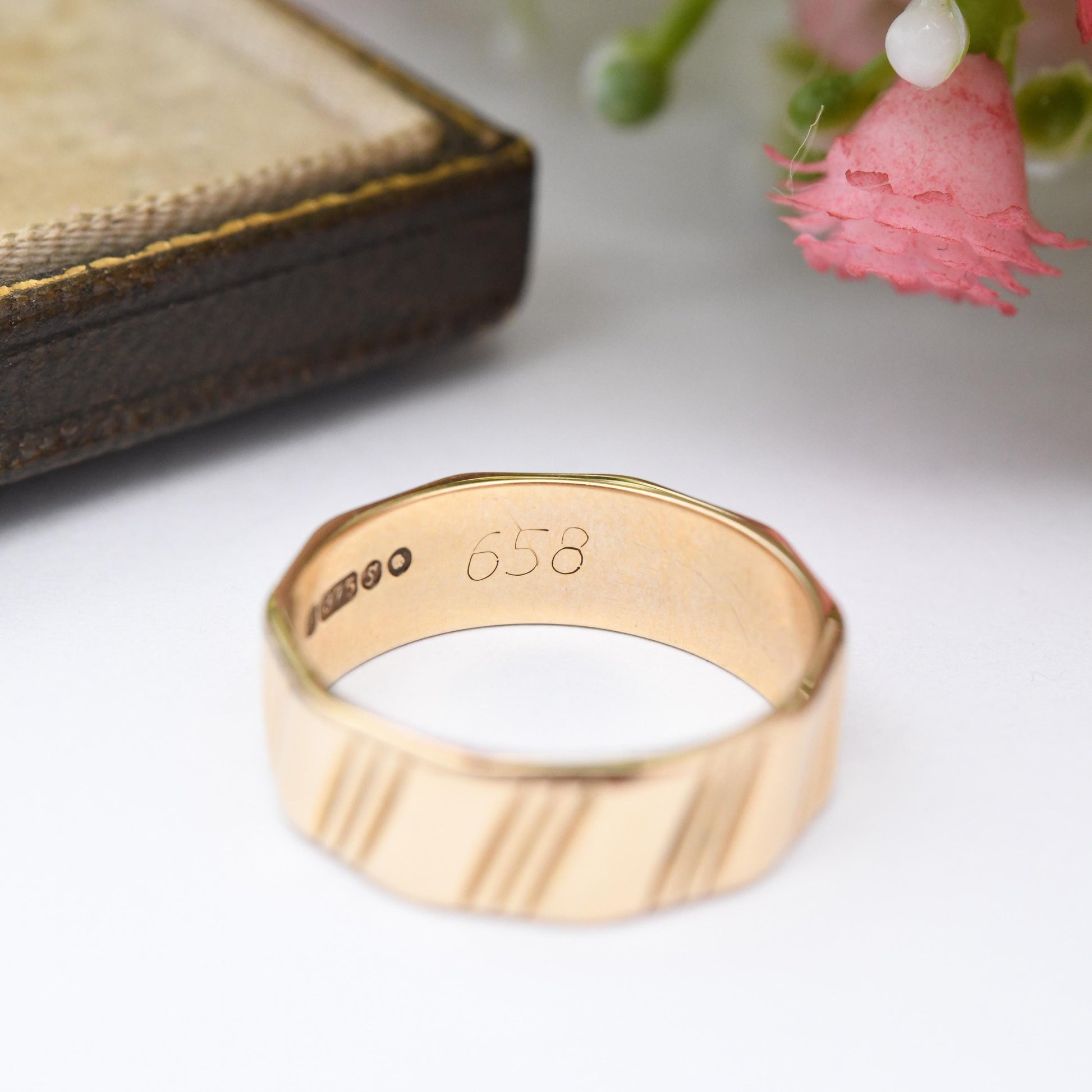 Vintage 9ct Gold Band Ring Textured Line Pattern 1973 - Unisex Minimalist Mid-Century | Pretty Wedding Band | UK Size - L | US Size - 5 1/4