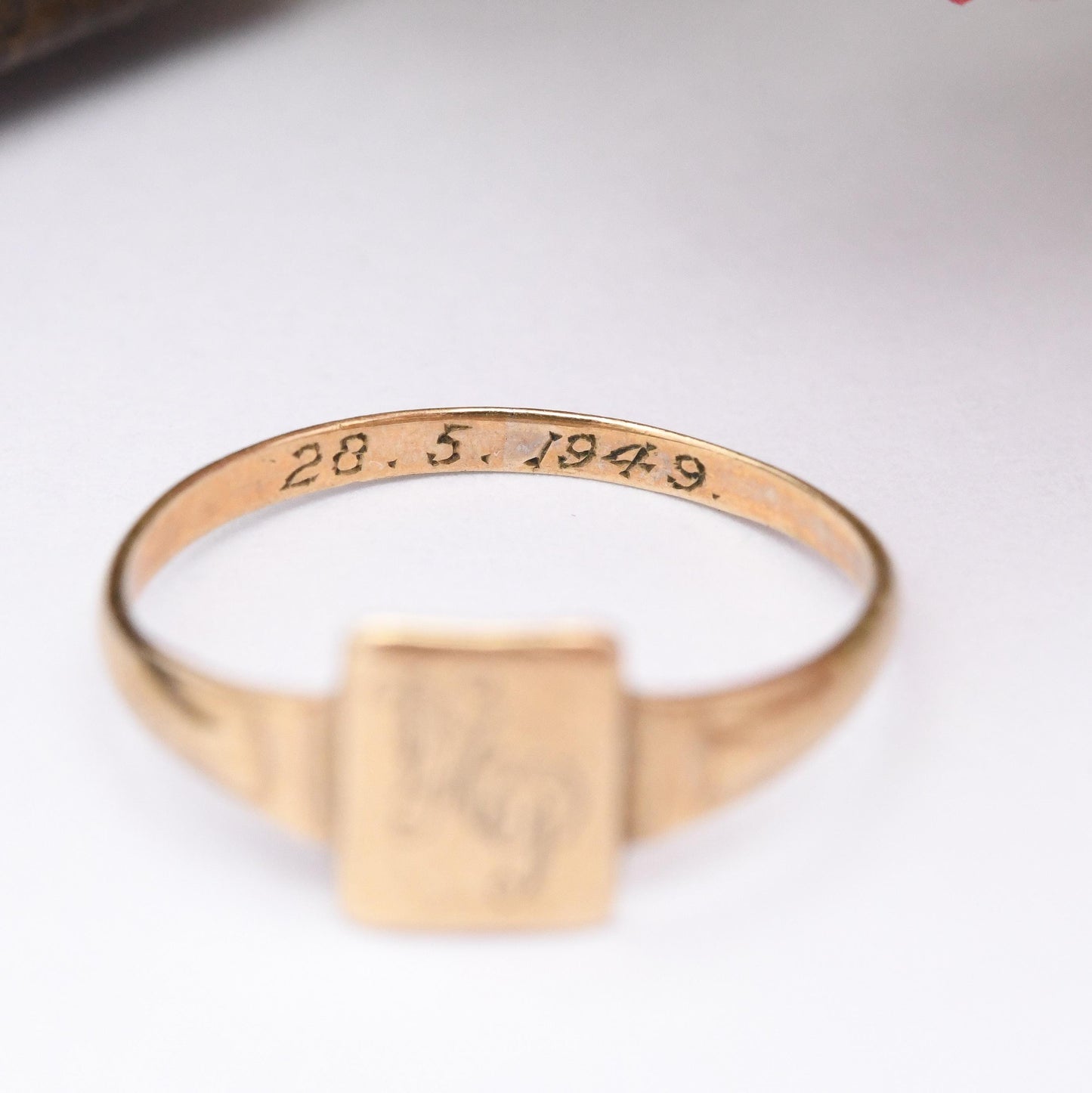 Vintage Small 9ct Gold Signet Ring 1949 - Children's Size Signet Boy or Girl Gold Jewellery Gift | Midi Ring | UK Size - F | US Size - 2 3/4