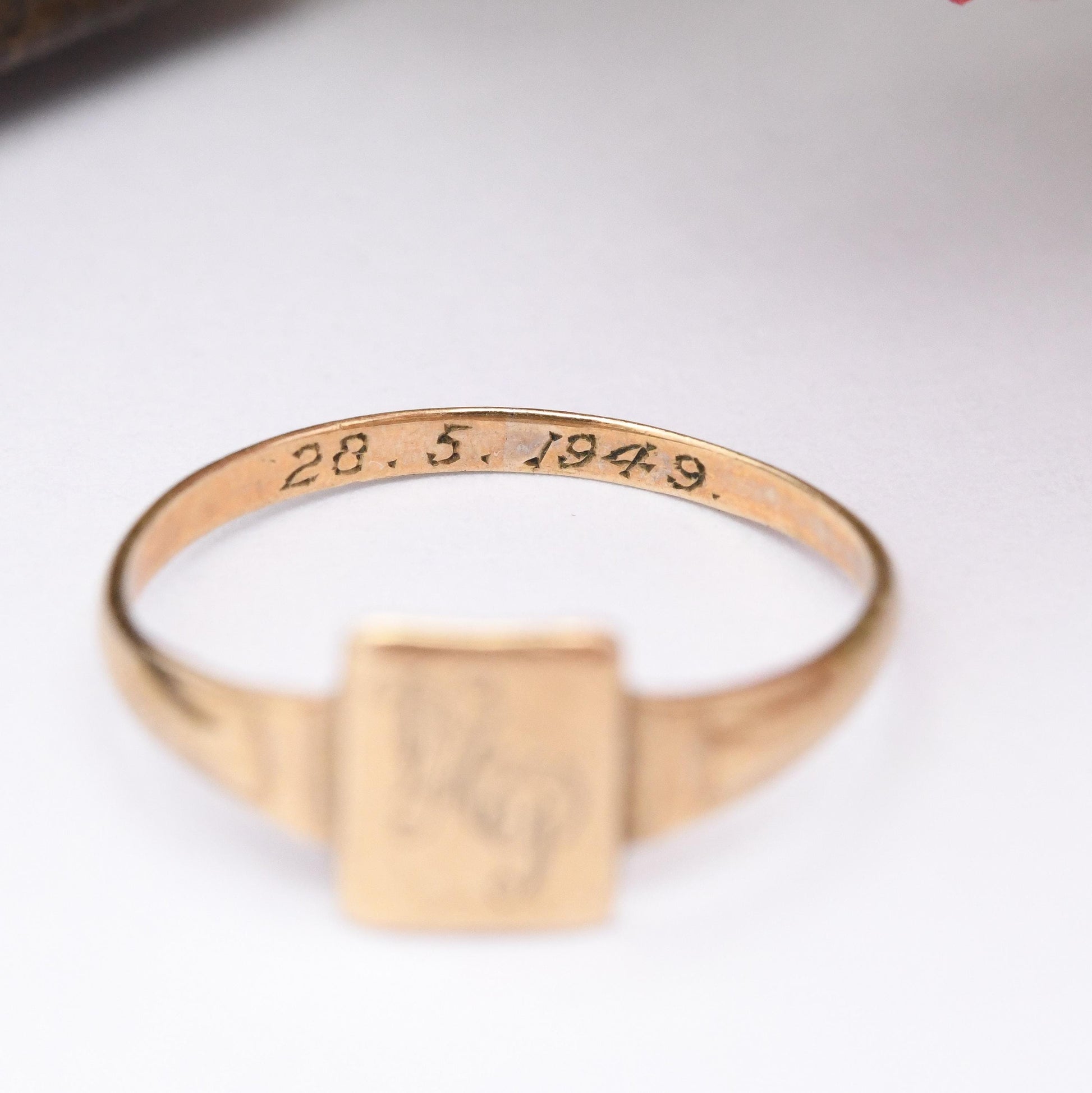 Vintage Small 9ct Gold Signet Ring 1949 - Children's Size Signet Boy or Girl Gold Jewellery Gift | Midi Ring | UK Size - F | US Size - 2 3/4