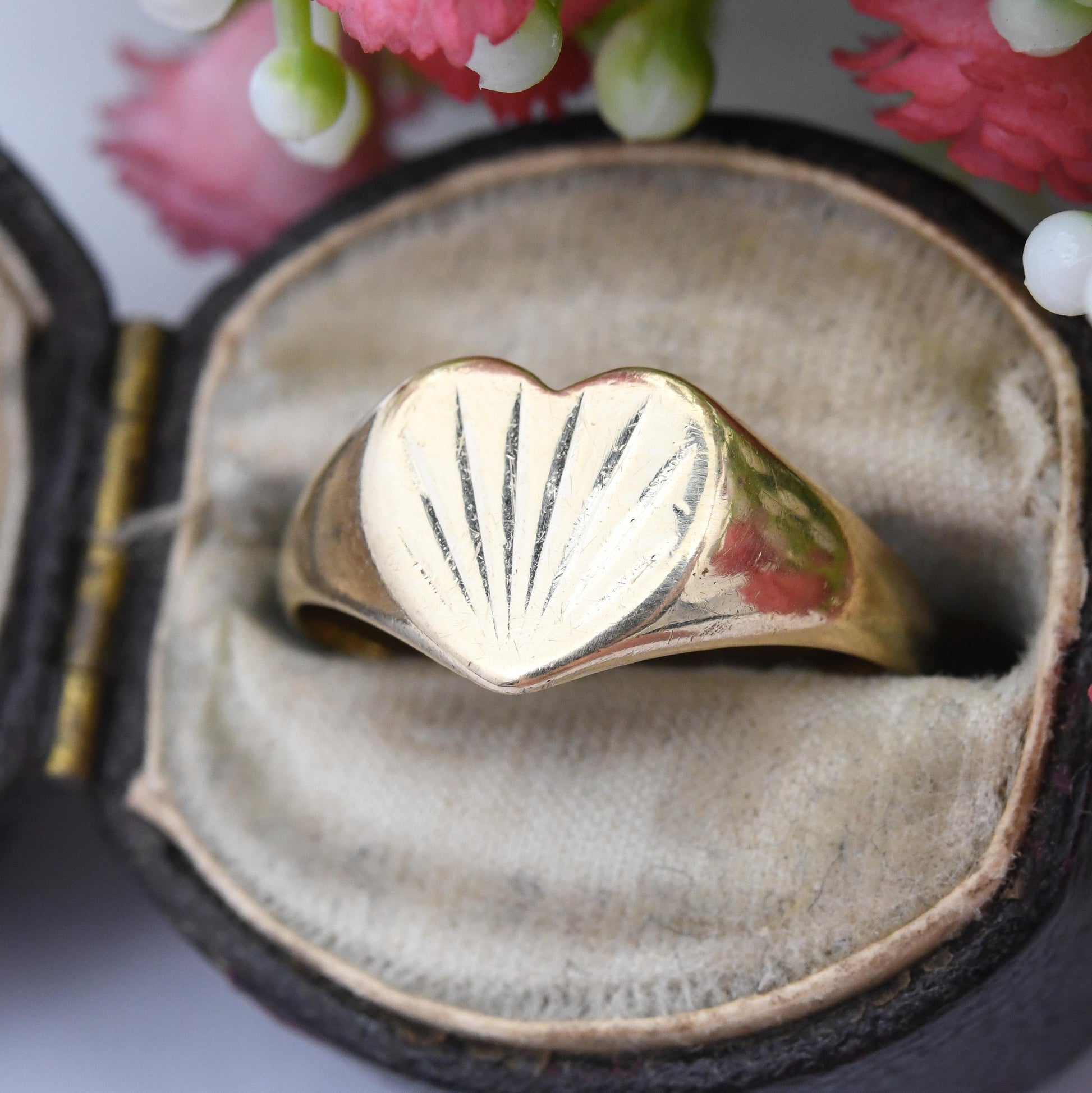 Vintage 9ct Gold Heart Signet Ring 1976 - Diamond Cut Pattern | Solid Gold Jewellery Unisex Gift for Her | UK Size - O 1/2 | US Size - 7 1/4